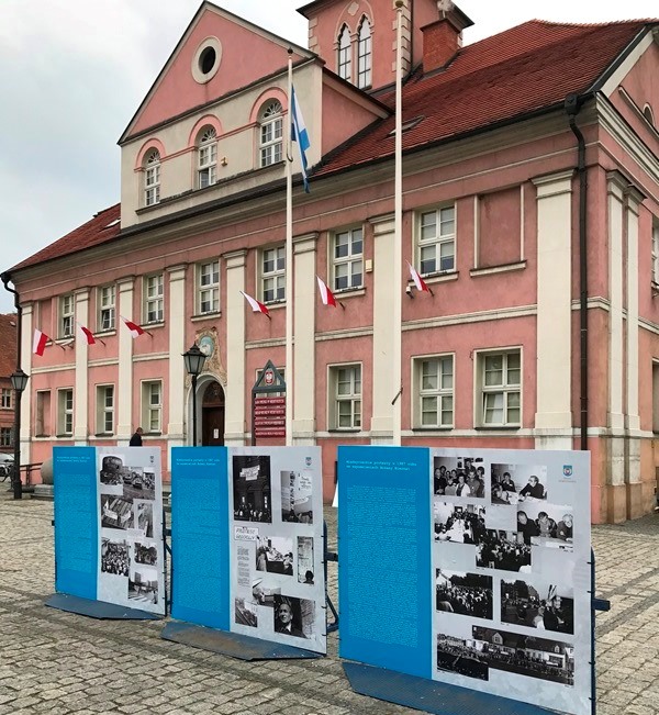 Ilustracja do informacji: Zapraszamy do obejrzenia wystawy przed ratuszem