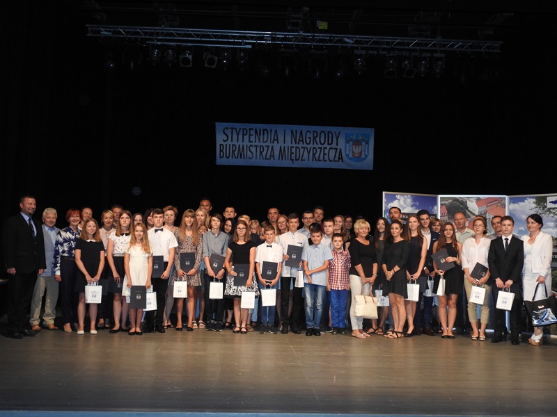Ilustracja do informacji: Burmistrz wręczył stypendia najzdolniejszym uczniom