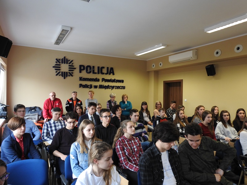 Ilustracja do informacji: Młodzieżowa Rada Miejska odwiedziła międzyrzecką komendę 