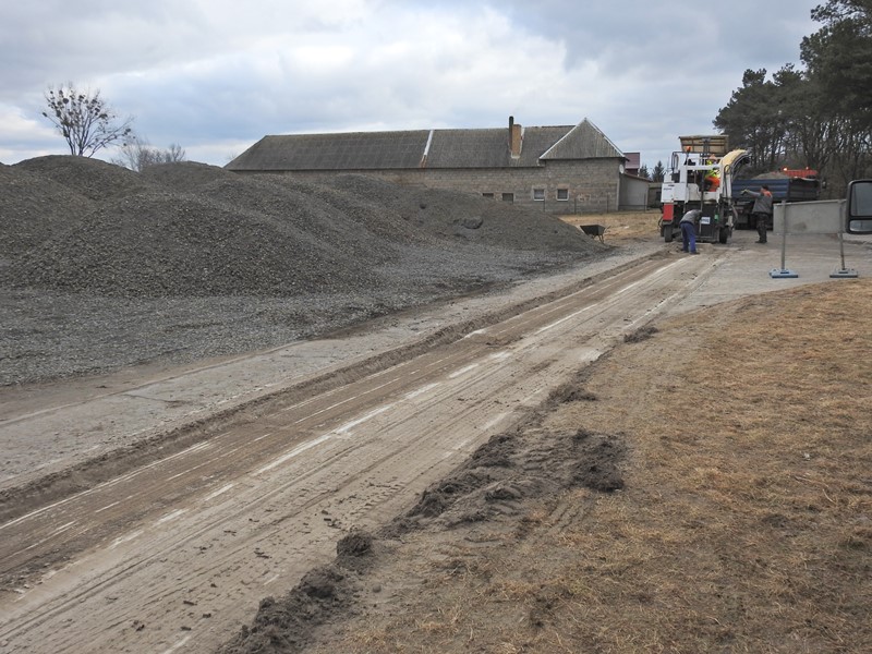 Ilustracja do informacji: Rozpoczął się remont drogi w Bukowcu