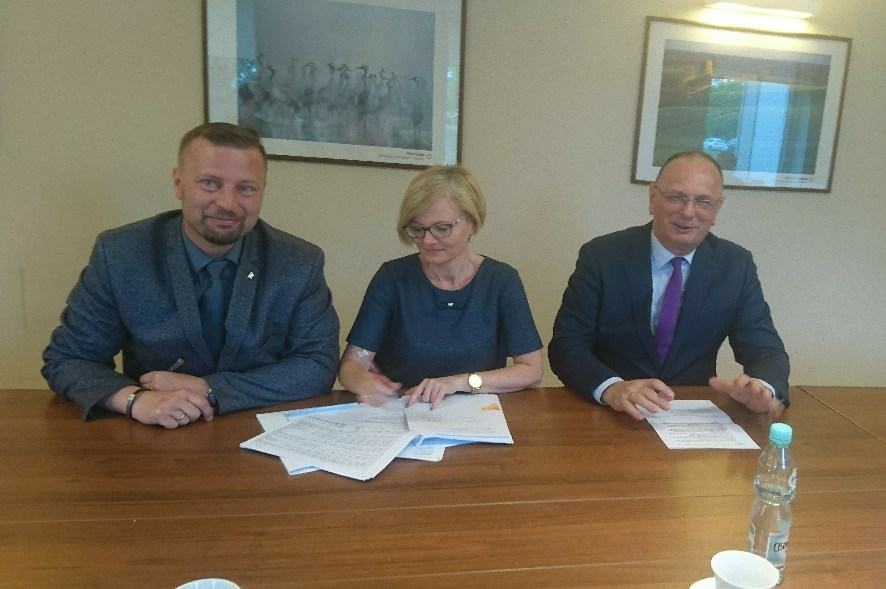 Ilustracja do informacji: Burmistrz podpisał umowę na dofinansowanie budowy placu zabaw i siłowni plenerowej