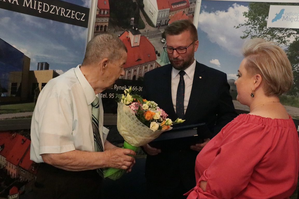 Ilustracja do informacji: Dr Jan Krajniak doceniony za zasługi dla gminy