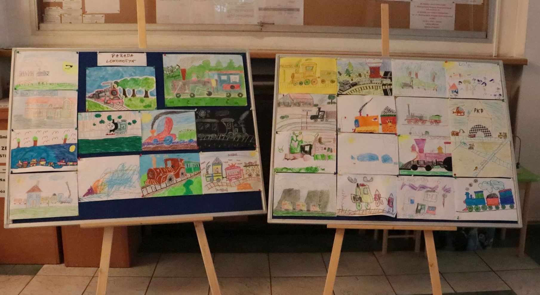 Ilustracja do informacji: Lokomotywy i parowozy „zaparkowały’ w ratuszu