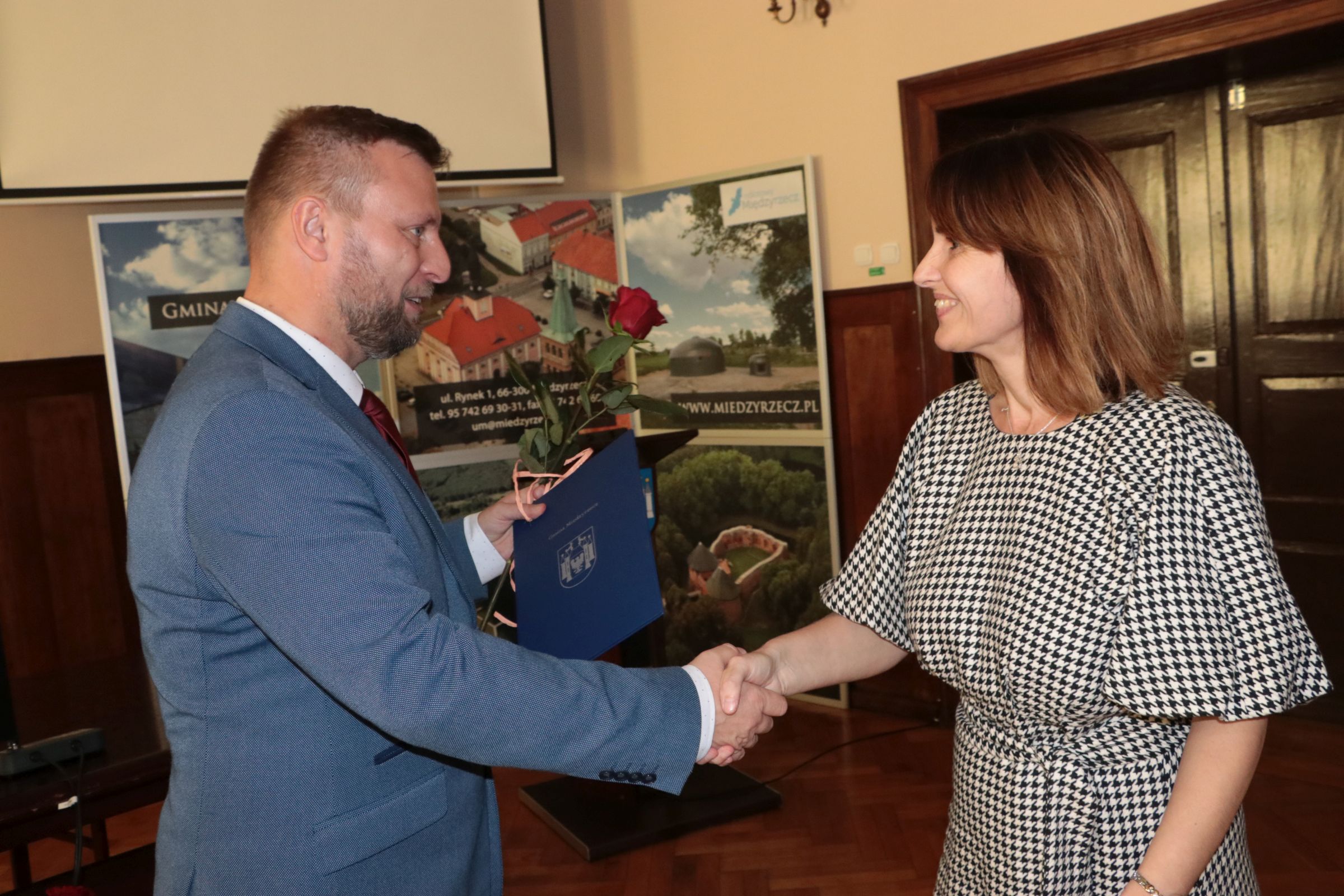 Ilustracja do informacji: Gratulacje i kwiaty dla nauczycieli 