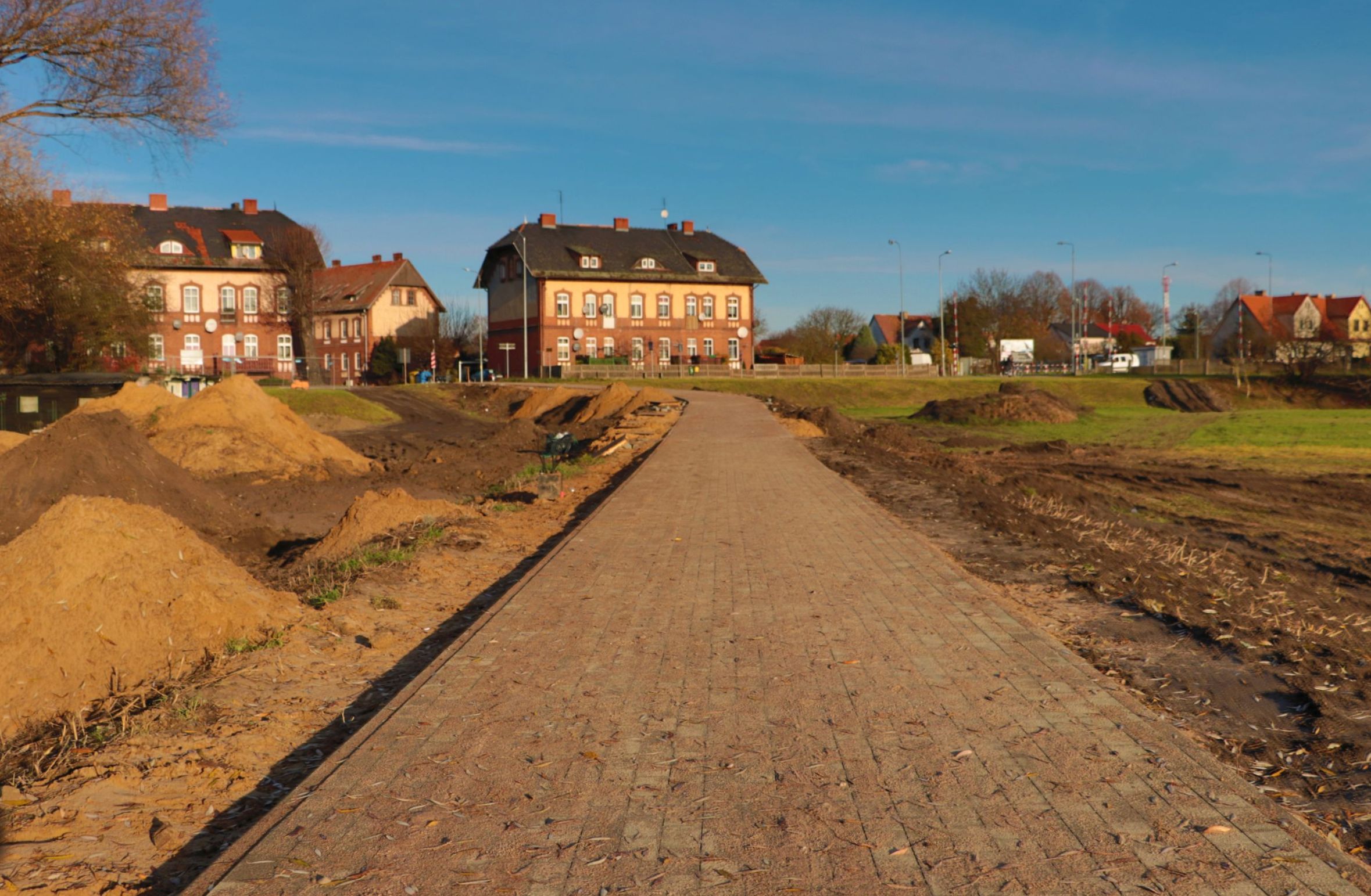 Ilustracja do informacji: Piesi i rowerzyści mogą już korzystać z nowej ścieżki na łące kolejowej