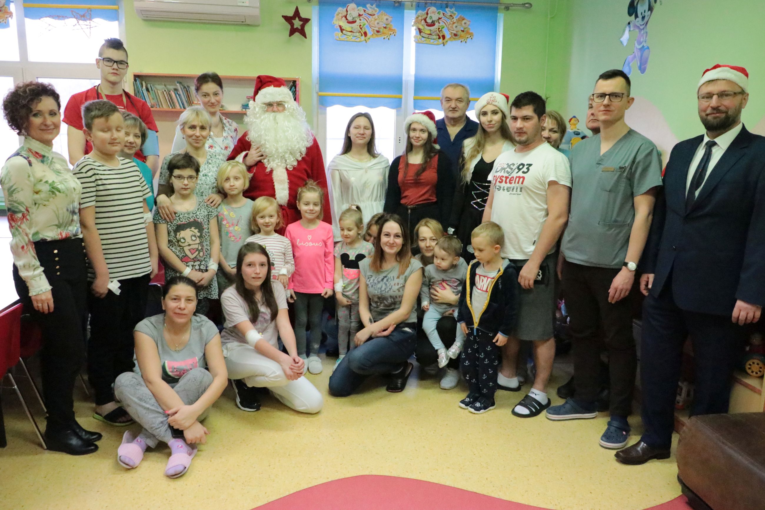 Ilustracja do informacji: Święty Mikołaj odwiedził dzieci w szpitalu (ZDJĘCIA)