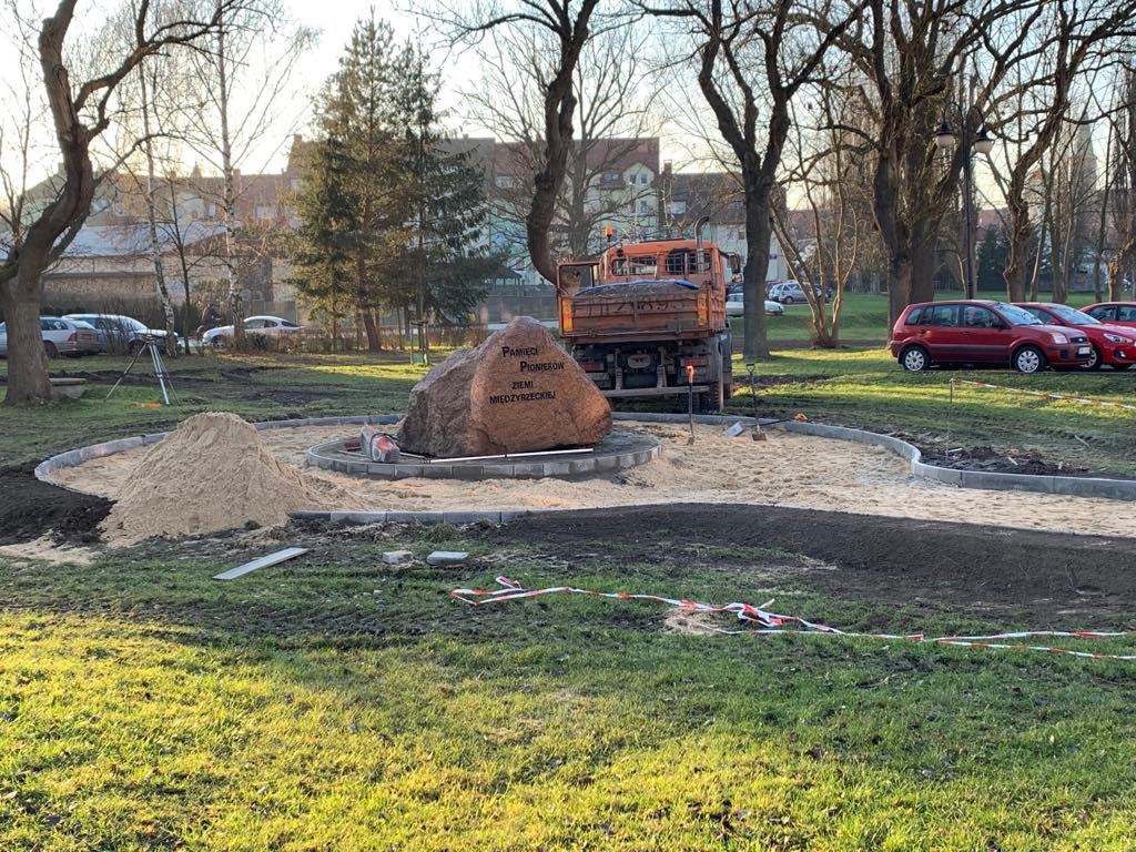 Ilustracja do informacji: Gmina stawia na zieleń i rekreację. Ruszyły prace w ogródku jordanowskim przy ul. Staszica