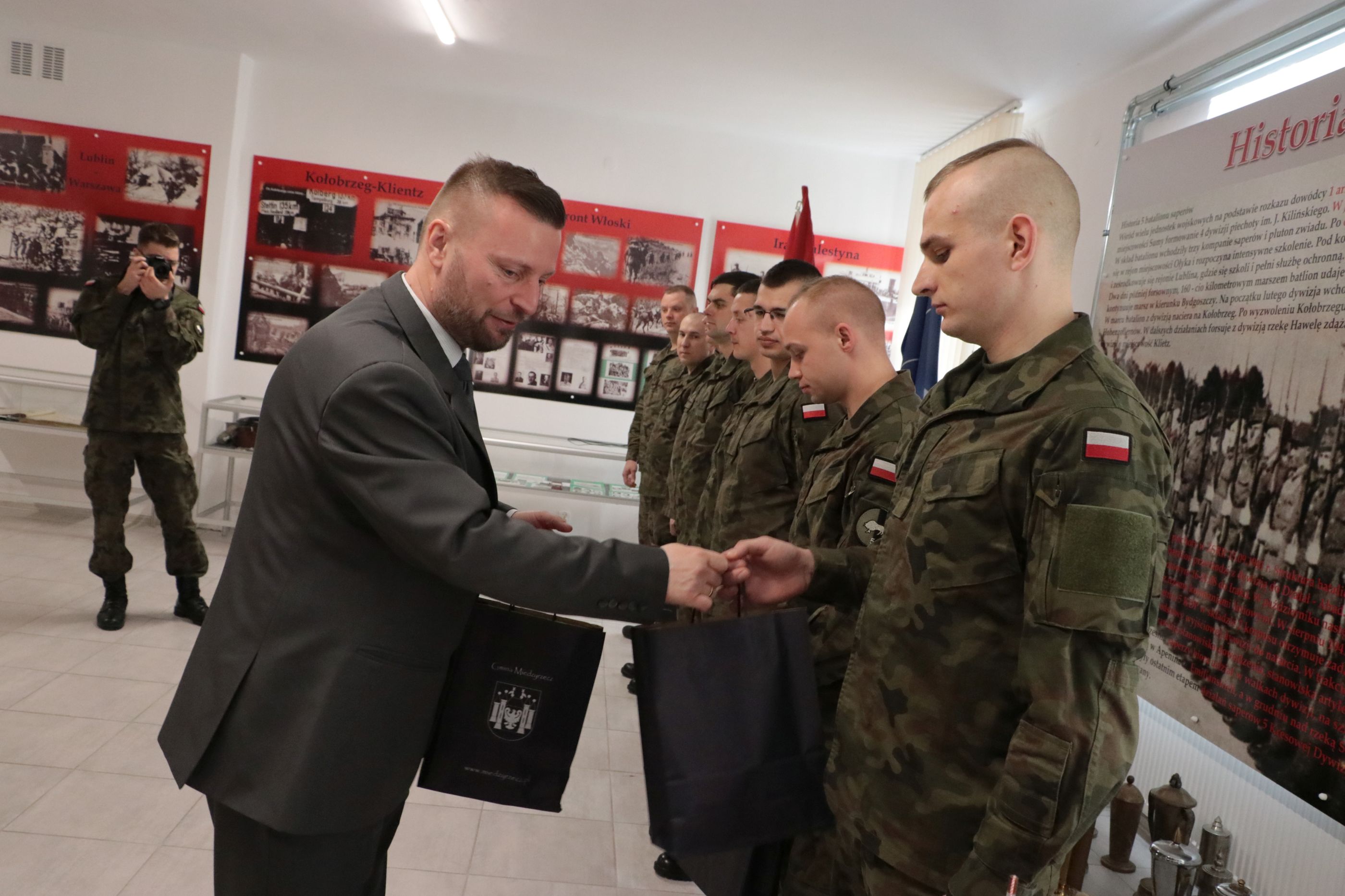 Ilustracja do informacji: Burmistrz podziękował saperom za wybudowanie mostku