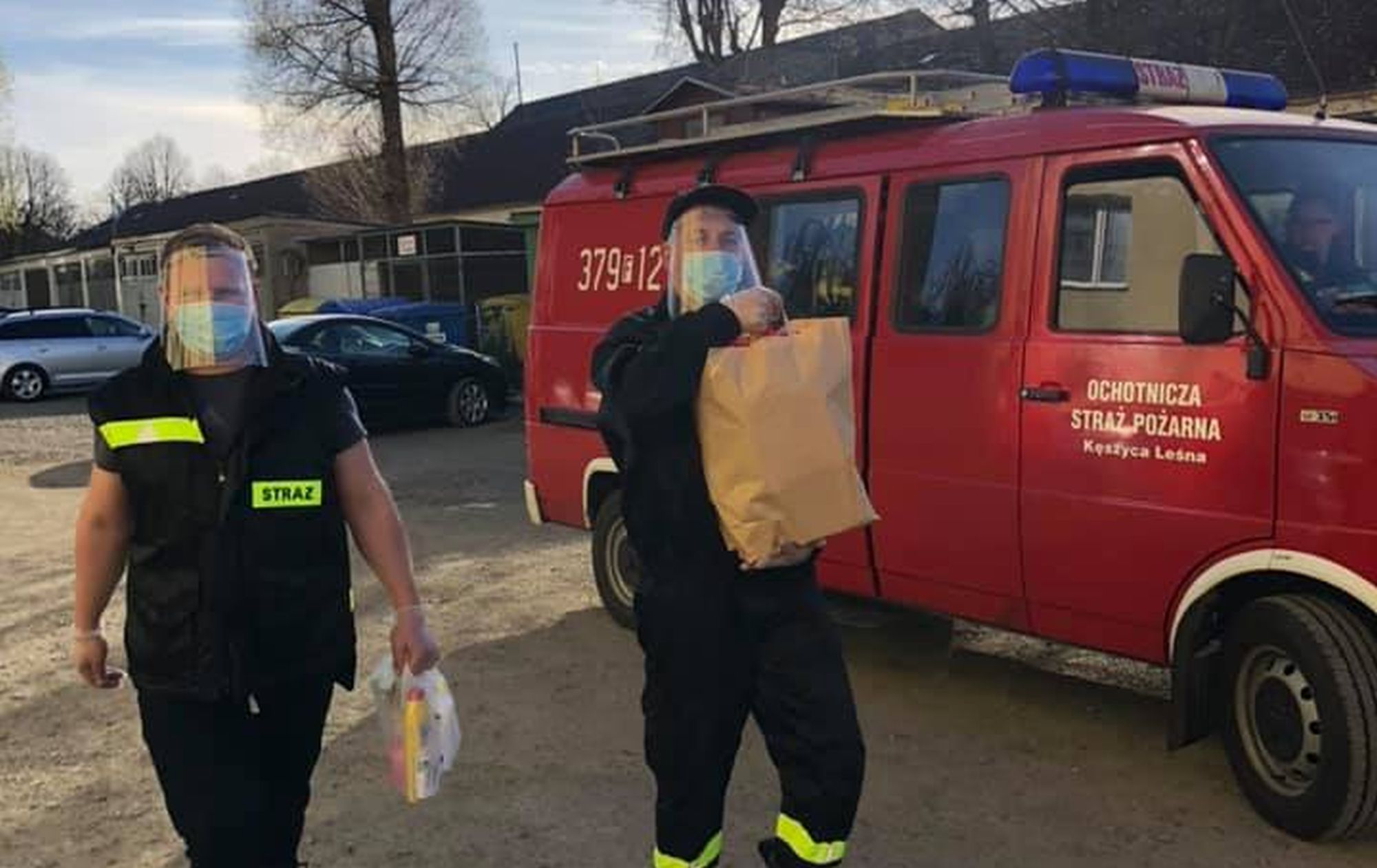 Ilustracja do informacji: Strażacy pomagają seniorom 