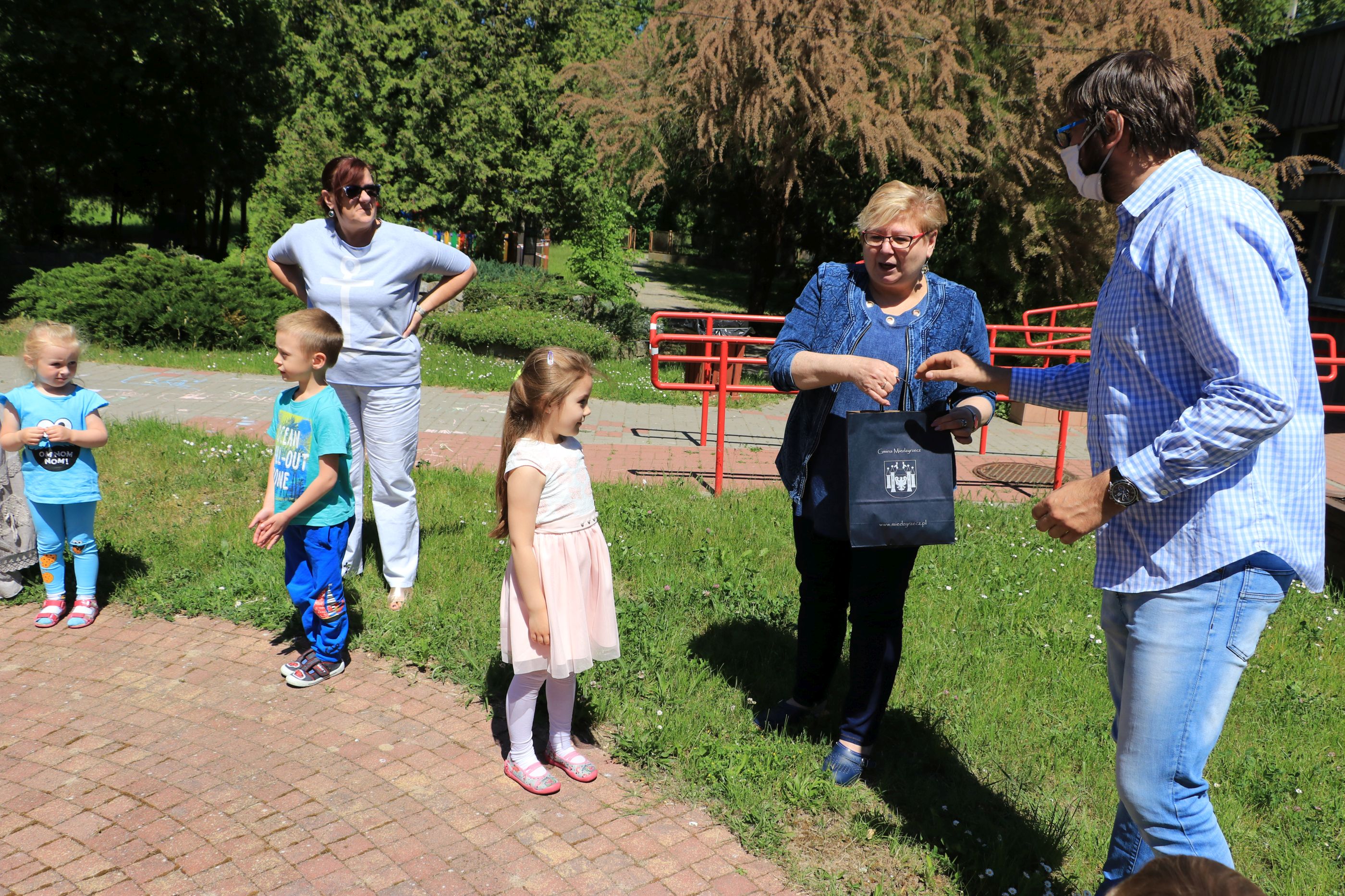 Ilustracja do informacji: Władze gminy nie zapomniały o najmłodszych mieszkańcach w dniu ich święta