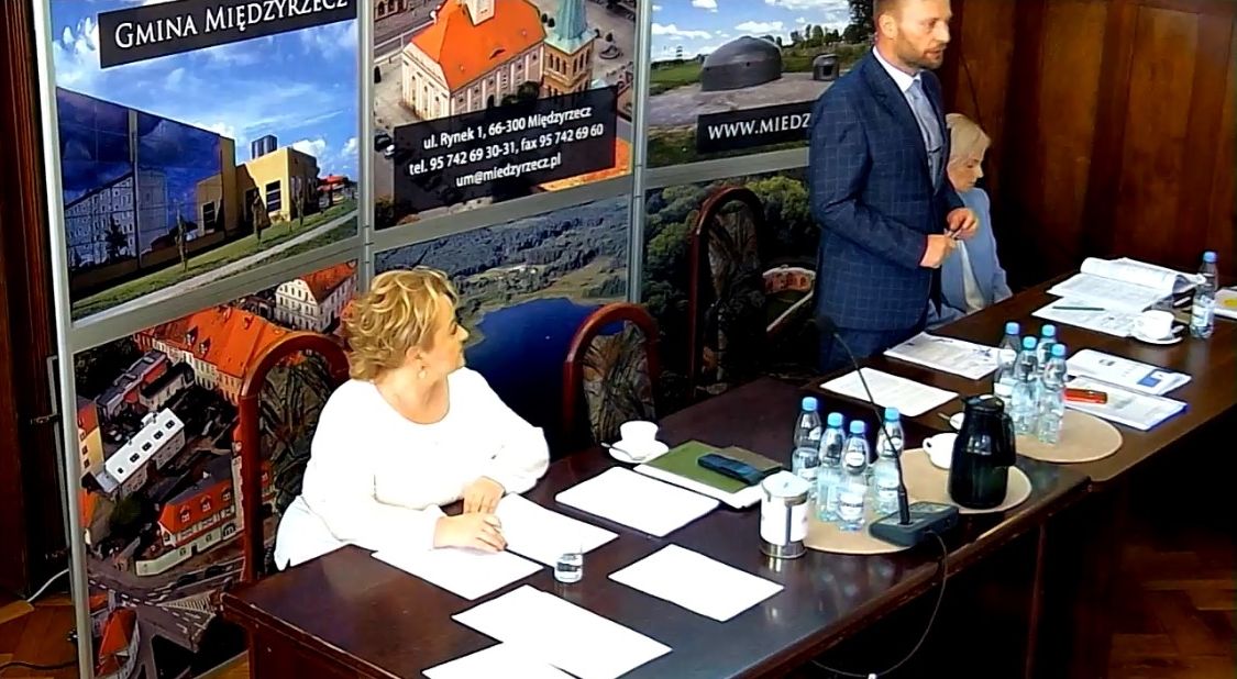 Ilustracja do informacji: Radni jednogłośnie udzielili absolutorium i wotum zaufania burmistrzowi Remigiuszowi Lorenzowi