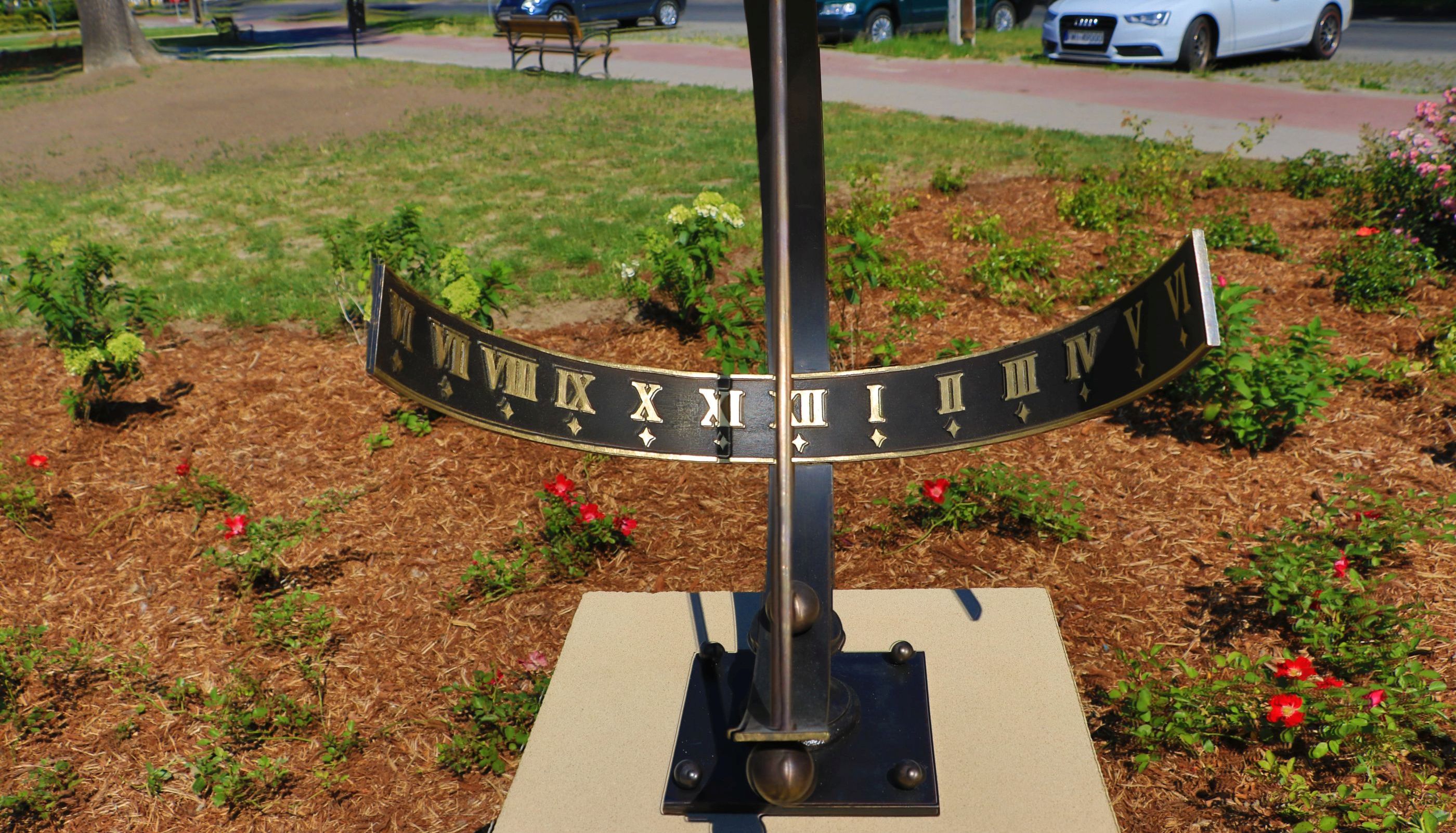 Ilustracja do informacji: Chcesz sprawdzić, która jest godzina. Skorzystaj z zegara słonecznego!