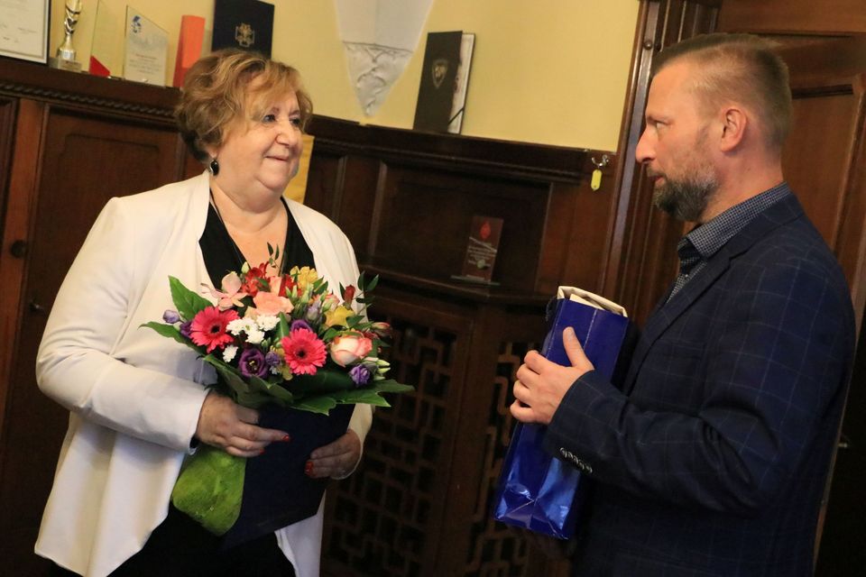 Ilustracja do informacji: Dziękujemy Pani Alicjo za ponad 40 lat pracy w ratuszu!