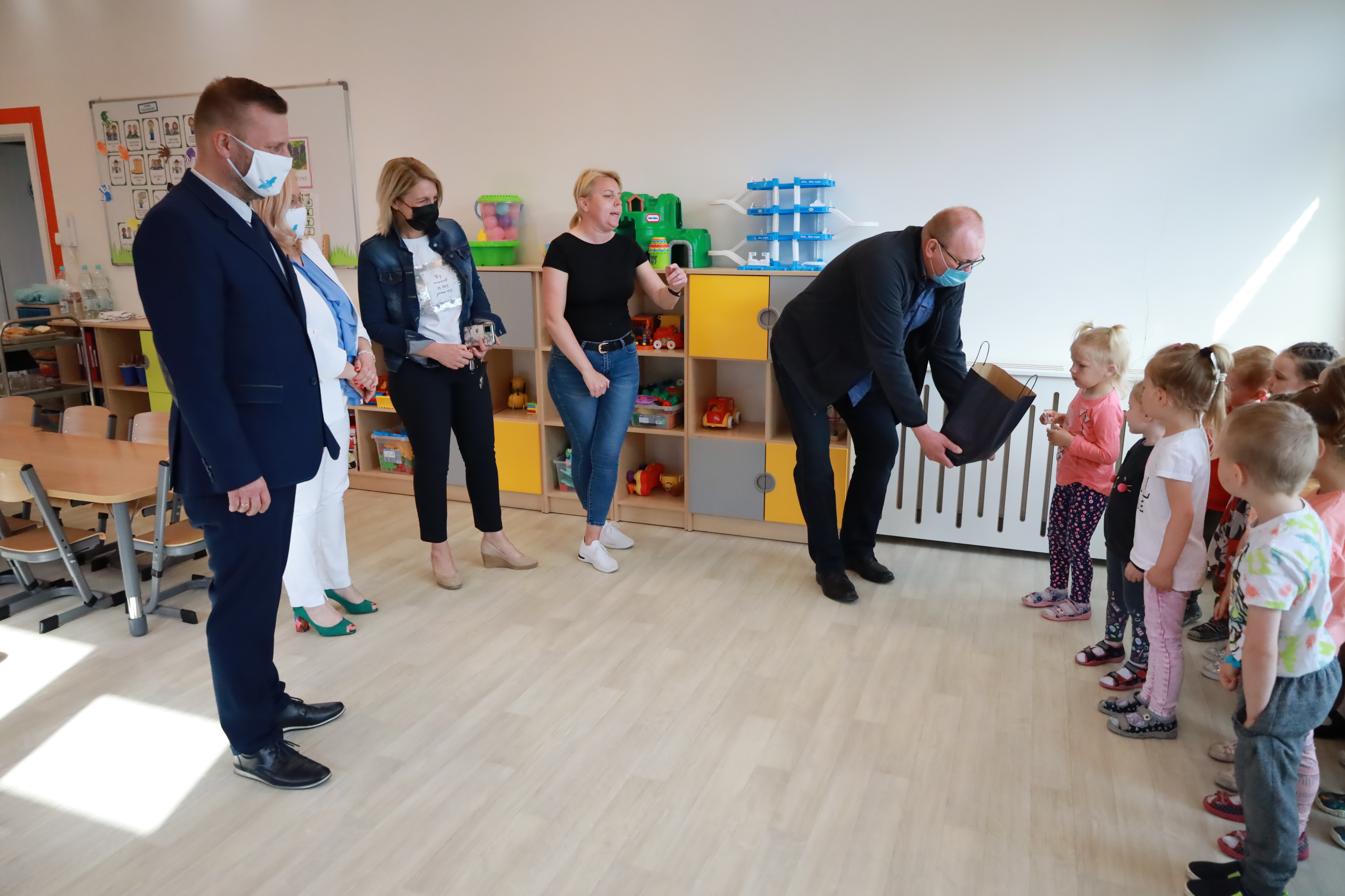 Ilustracja do informacji: Burmistrz i jego zastępcy złożyli dzieciom życzenia