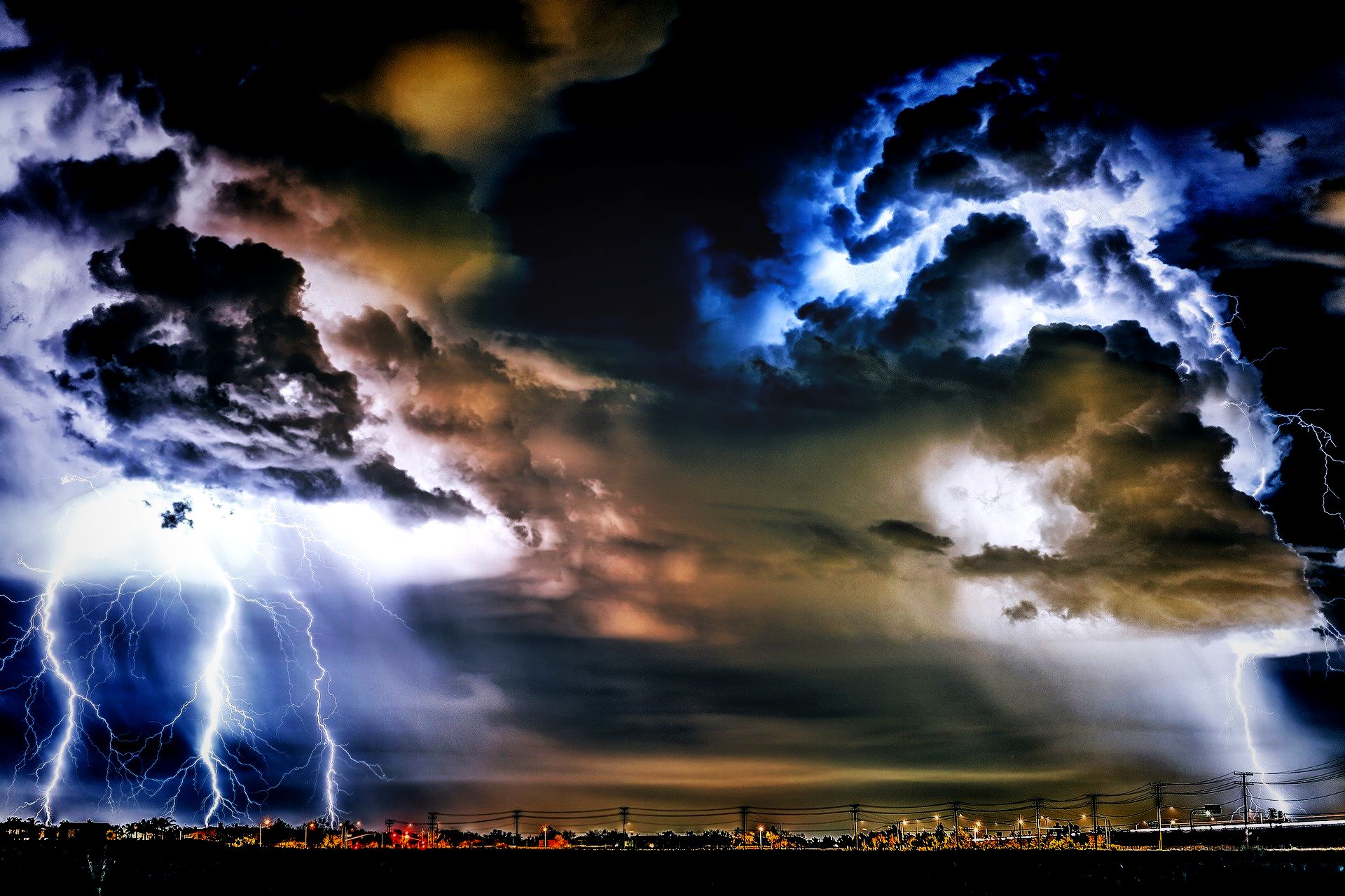 Ilustracja do informacji: Ostrzeżenie przed burzami z gradem