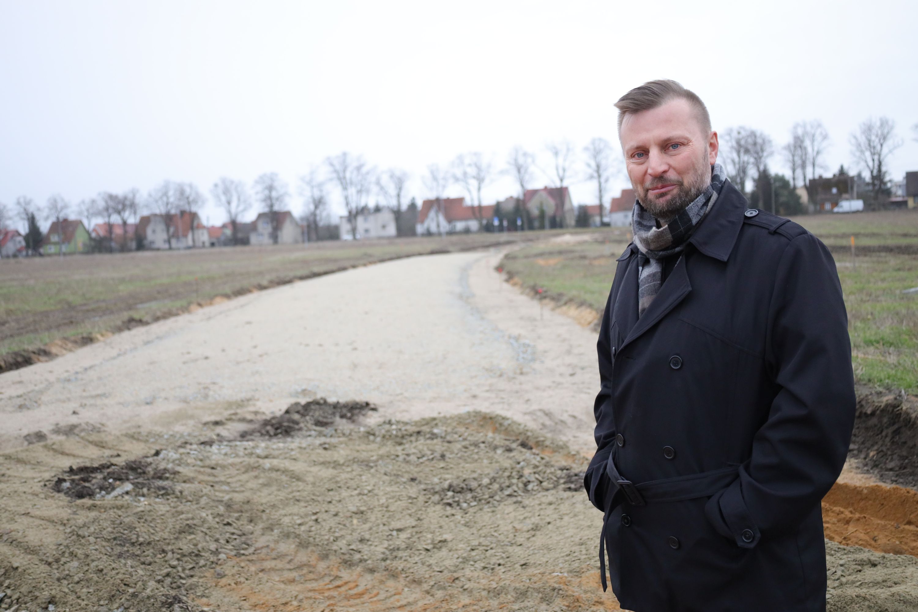 Ilustracja do informacji: Długa coraz dłuższa