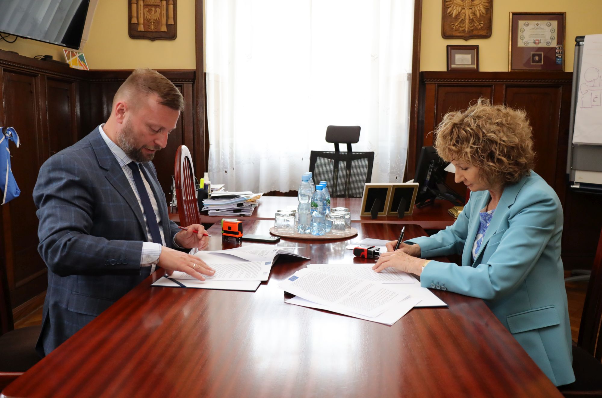 Ilustracja do informacji: Umowa na budowę kolejnej drogi w Gminie Międzyrzecz