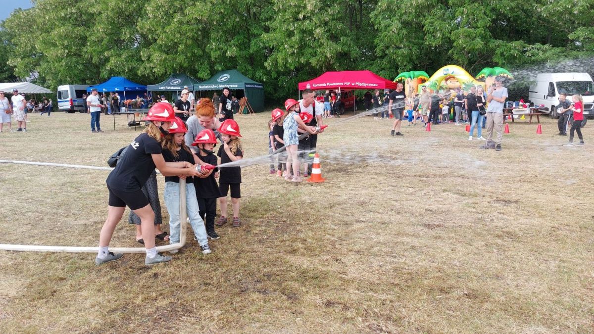 Ilustracja do informacji: Świetna zabawa w strażackiej oprawie