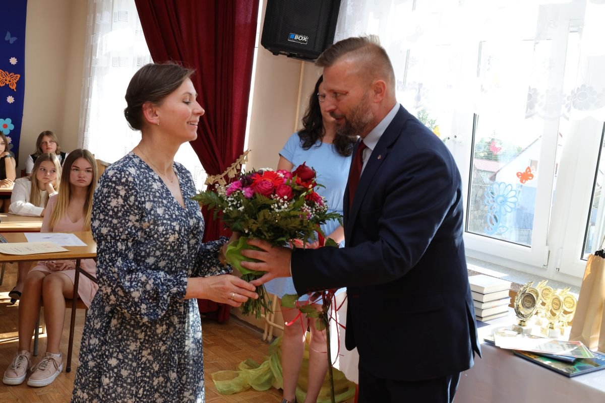 Ilustracja do informacji: Żegnaj szkoło, witajcie wakacje!