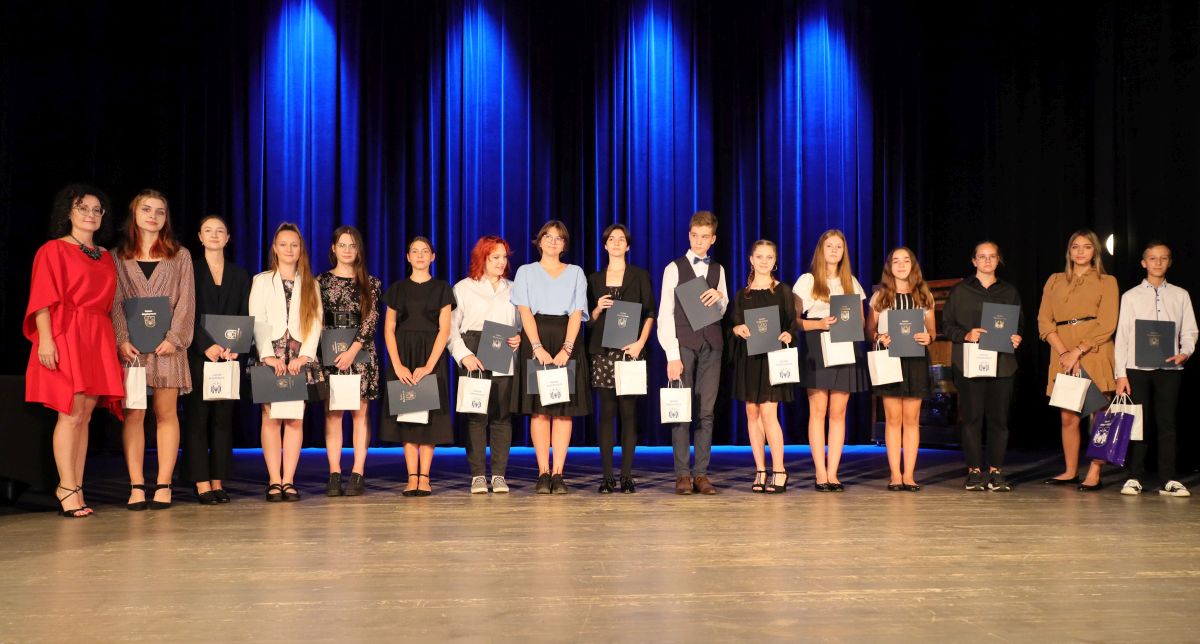 Ilustracja do informacji: Premie za pracowitość i uzdolnienia