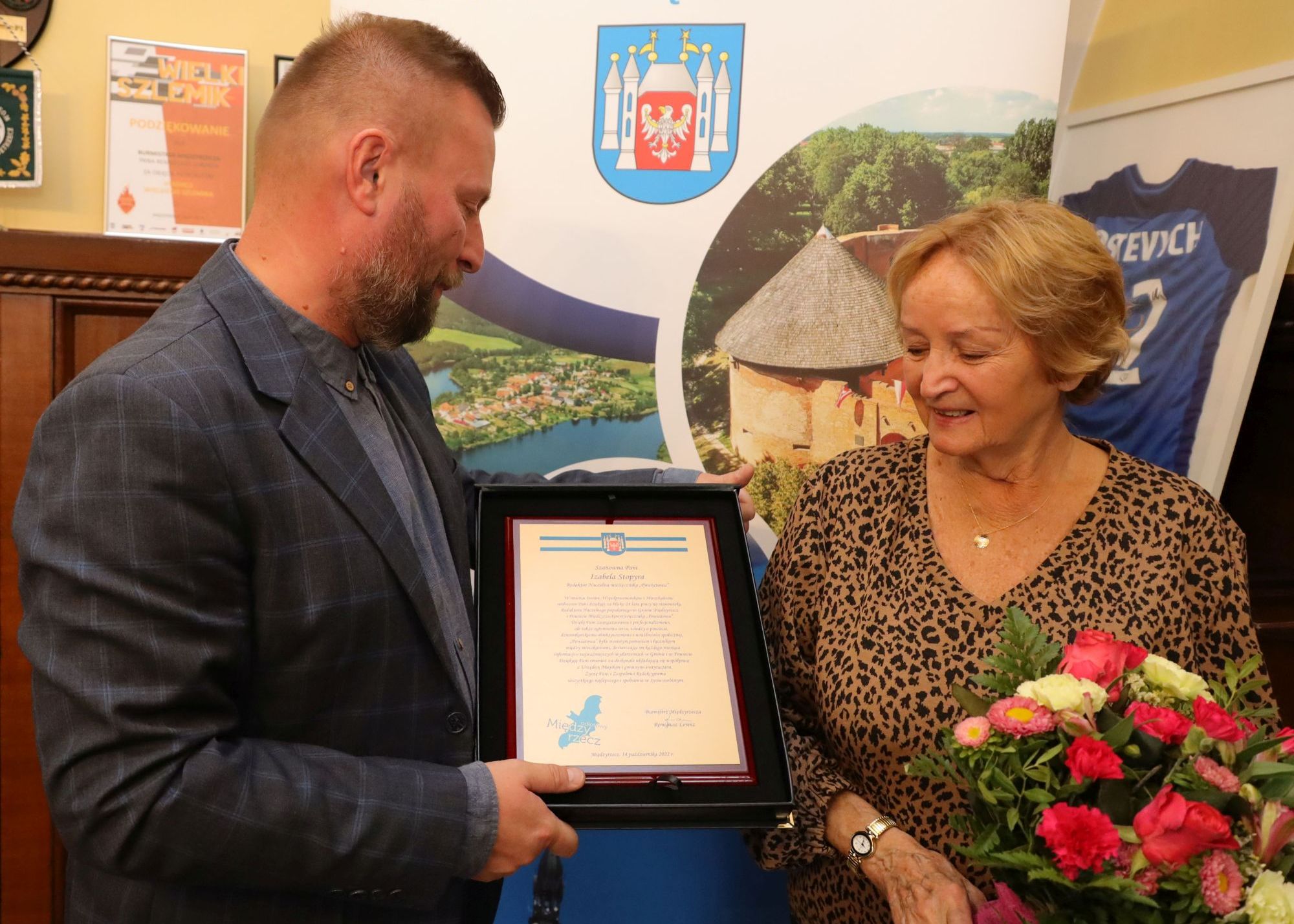 Ilustracja do informacji: Podziękowania i kwiaty za blisko 24 lata dziennikarskiej rzetelności 