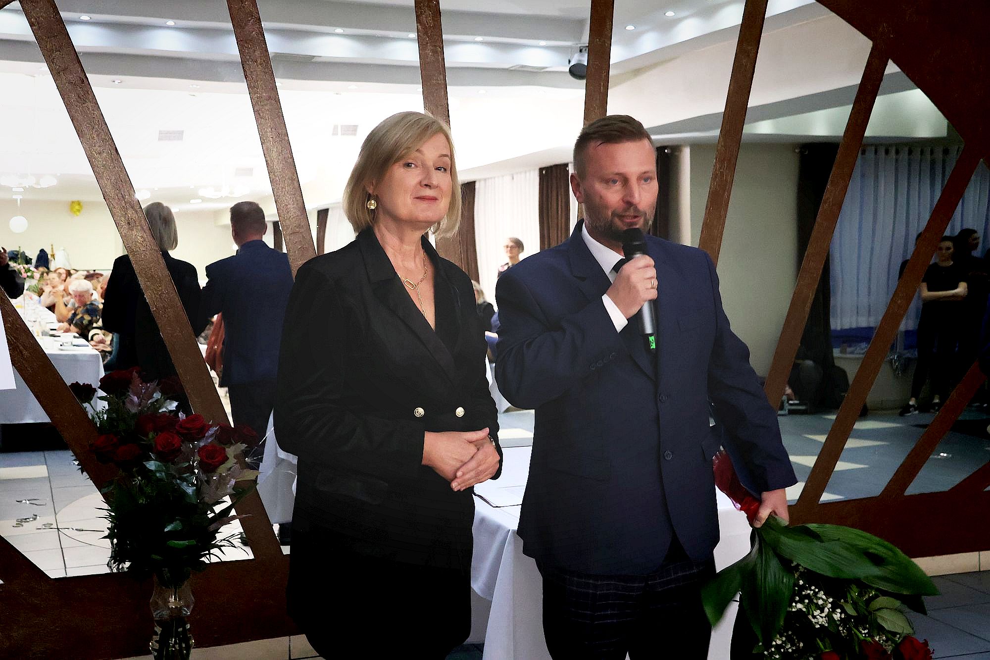 Ilustracja do informacji: Podziękowania i kwiaty od burmistrza Remigiusza Lorenza