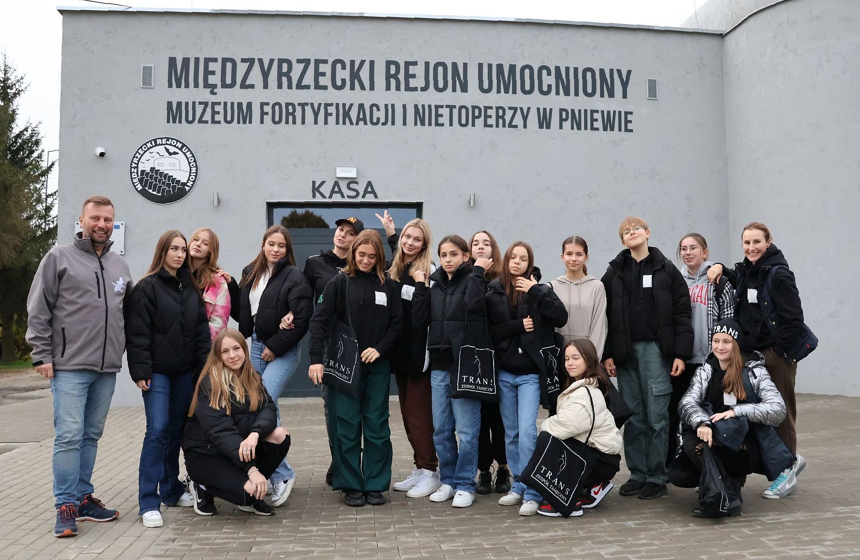 Ilustracja do informacji: Przy grillu o artystycznych sukcesach i marzeniach