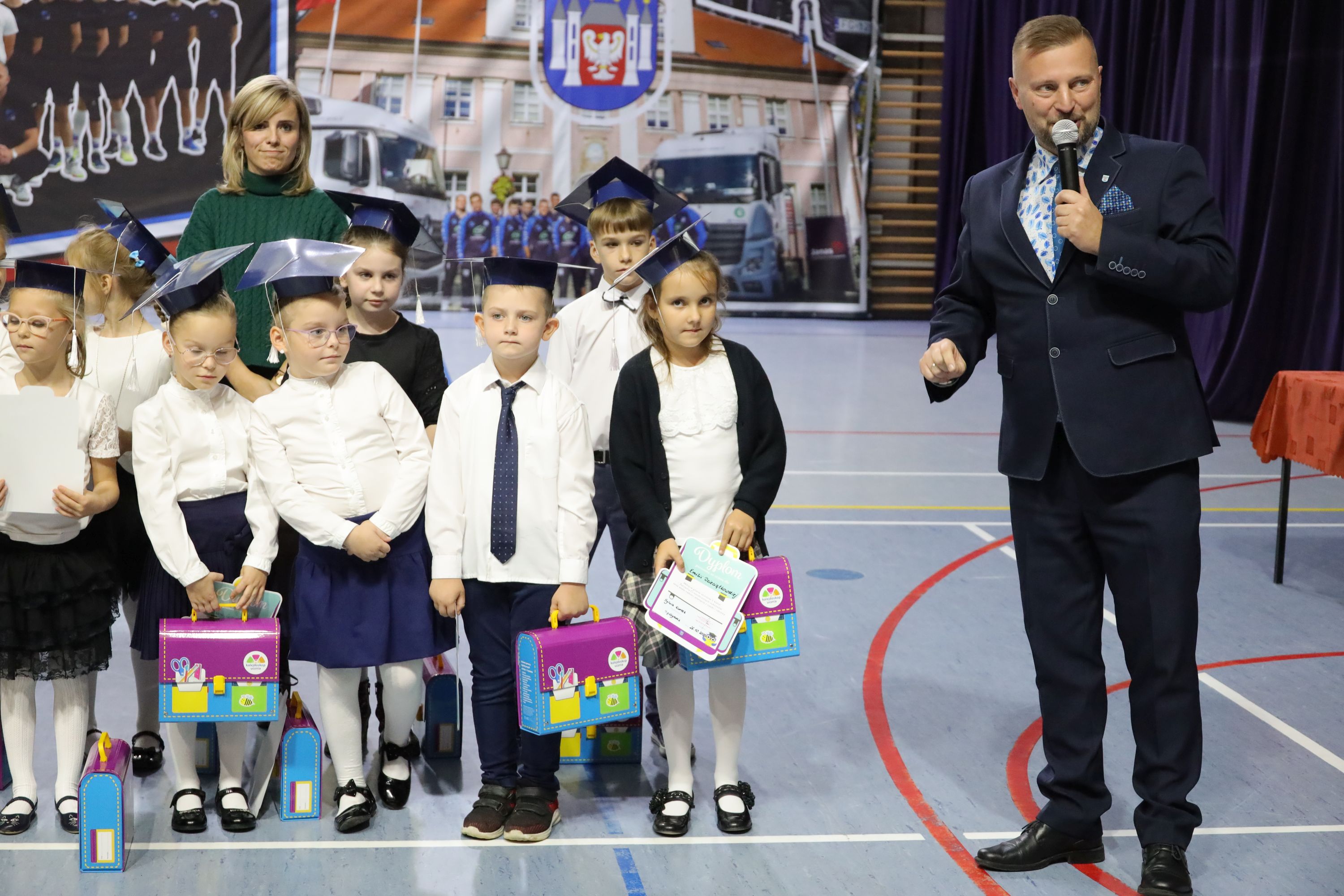 Ilustracja do informacji: Pasowanie z dobrym duszkiem i złą czarownicą