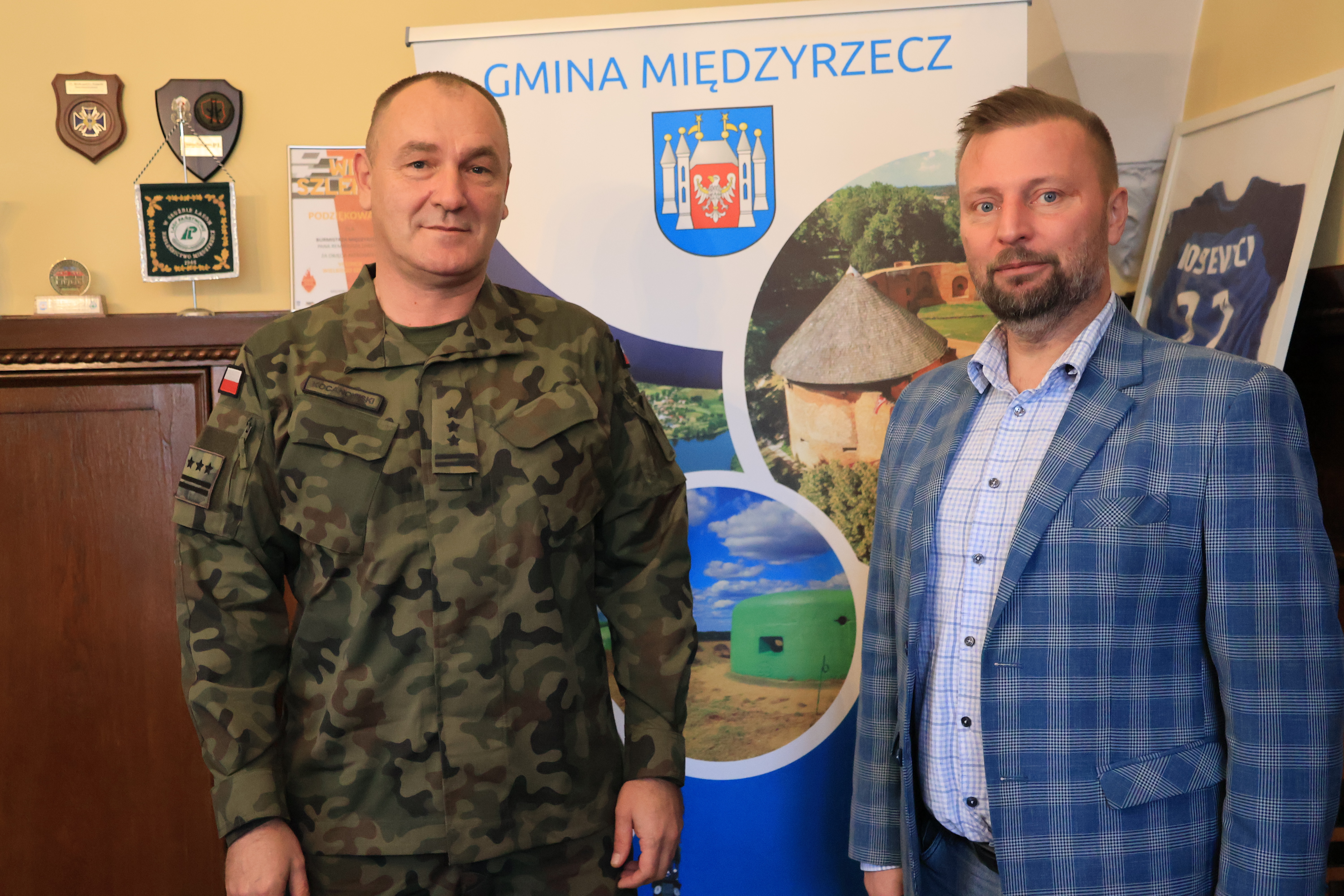 Ilustracja do informacji: Burmistrz spotkał się z nowym dowódcą „siedemnastej” 