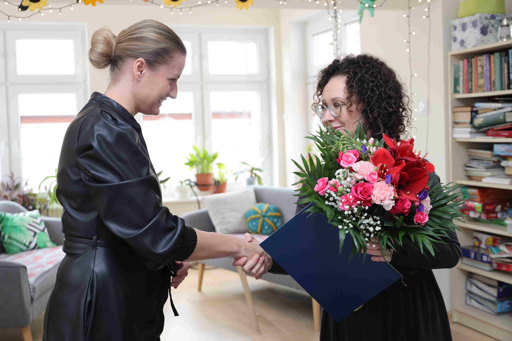 Ilustracja do informacji: Kwiaty i podziękowania za wielkie serca i wsparcie dla potrzebujących