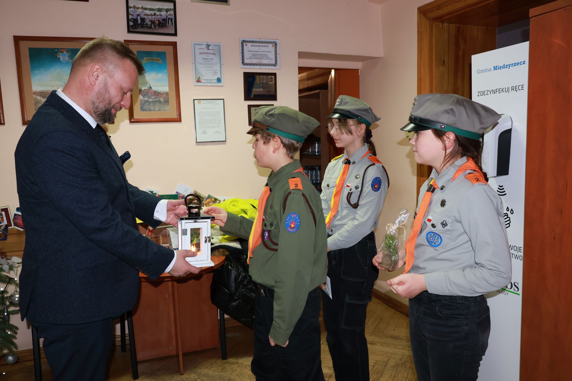 Ilustracja do informacji: Betlejemskie Światło Pokoju trafiło do Ratusza