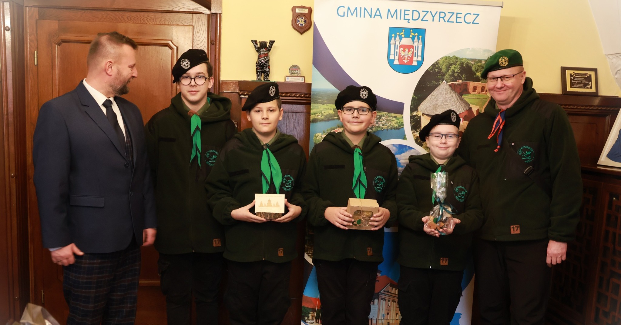 Ilustracja do informacji: Świąteczne życzenia od harcerzy dla burmistrza i Mieszkańców