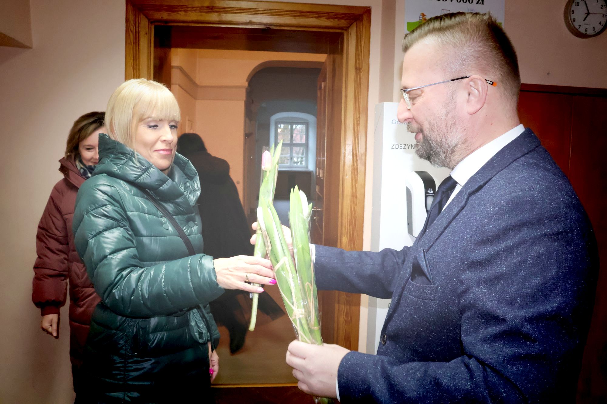 Ilustracja do informacji: Życzenia i kwiaty dla Pań od burmistrza i jego zastępcy 
