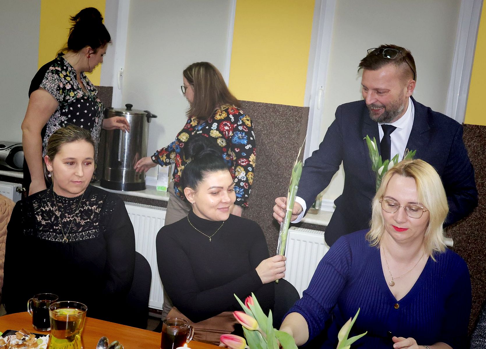 Ilustracja do informacji: Dzień Kobiet w Gminie Międzyrzecz z kwiatami i życzeniami od burmistrza i jego zastępcy