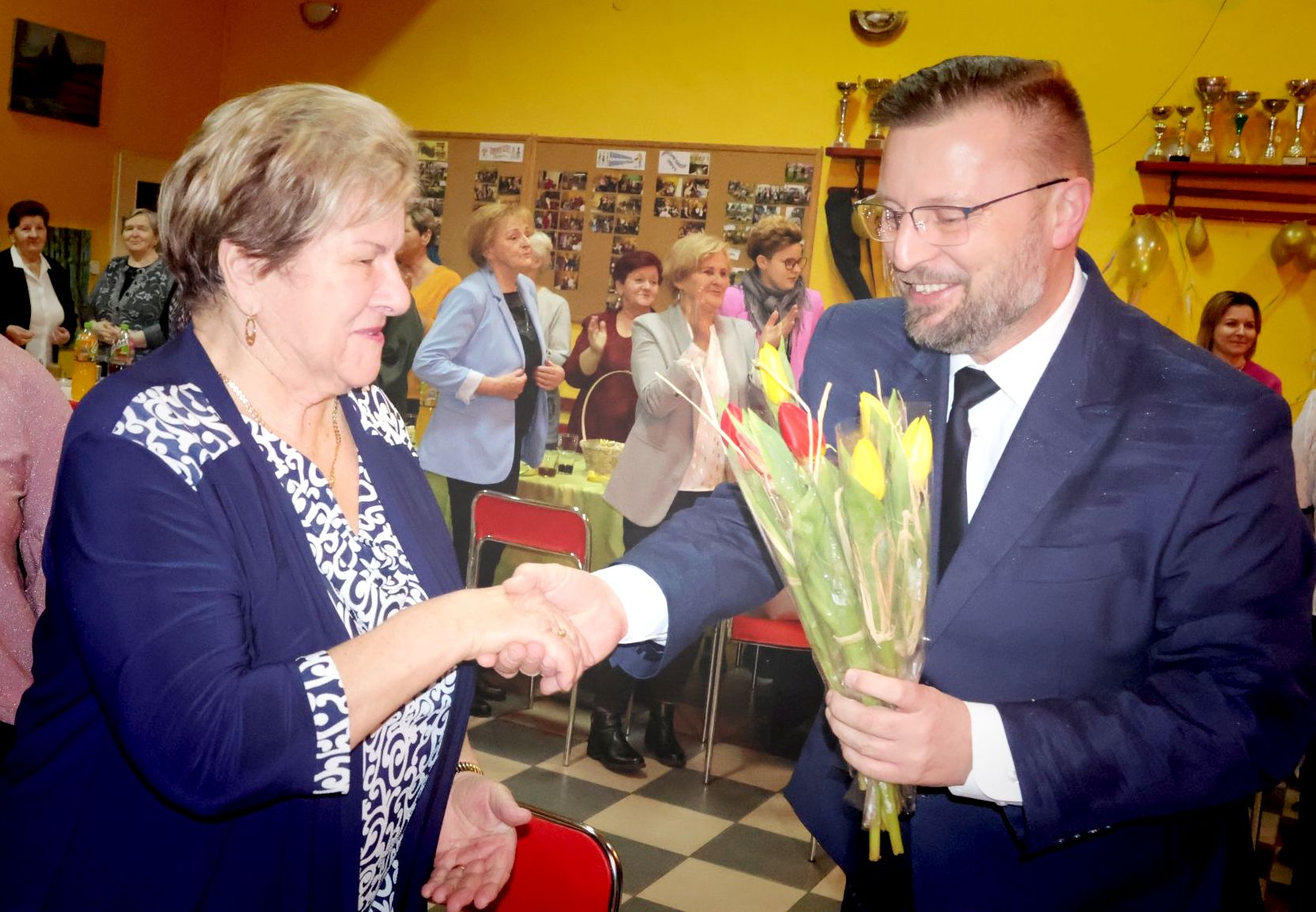 Ilustracja do informacji: Dzień Kobiet w Kalsku z kwiatami od burmistrza i jego zastępcy