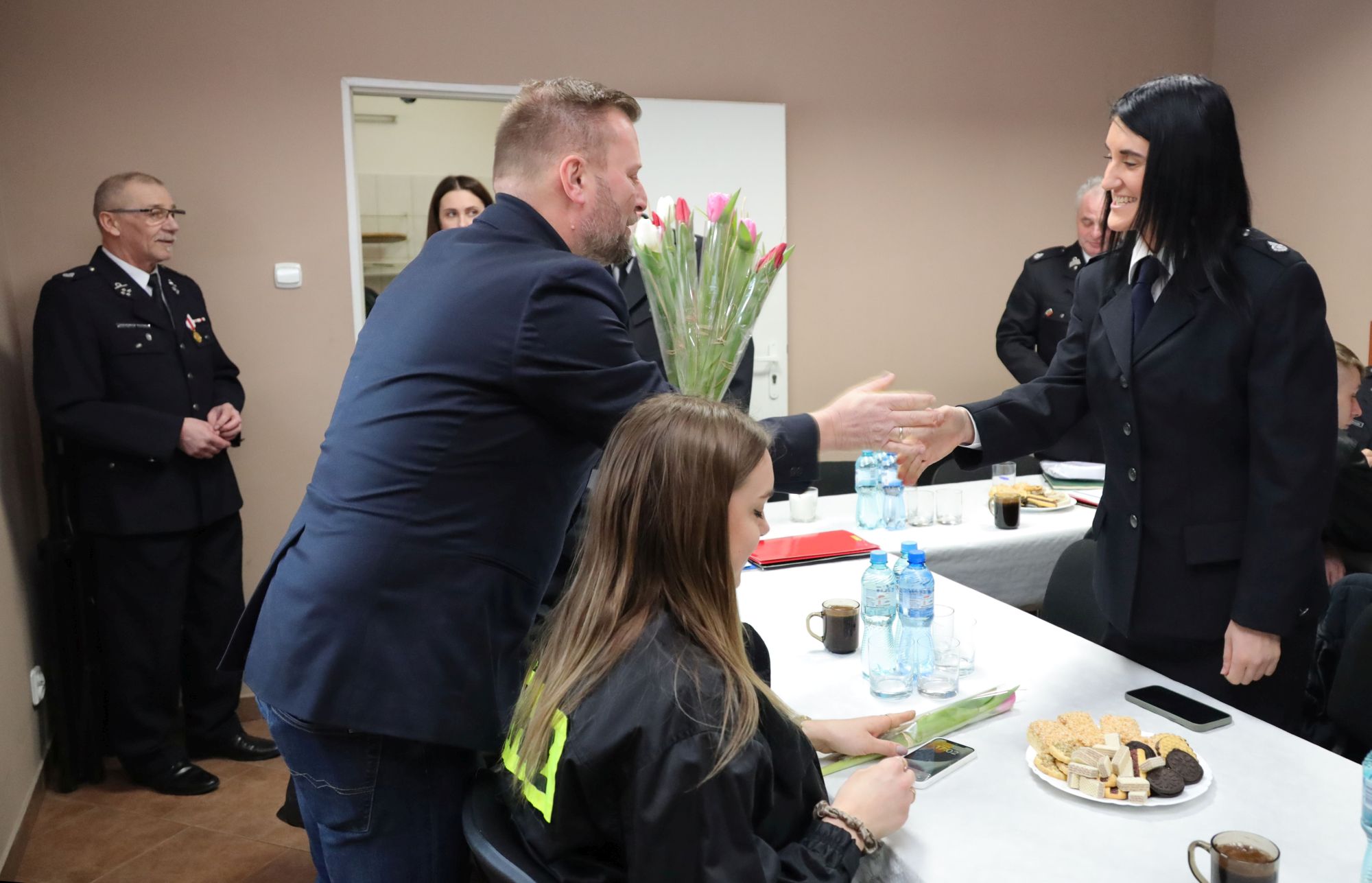 Ilustracja do informacji: Strażackie zebranie z życzeniami i kwiatami od burmistrza 