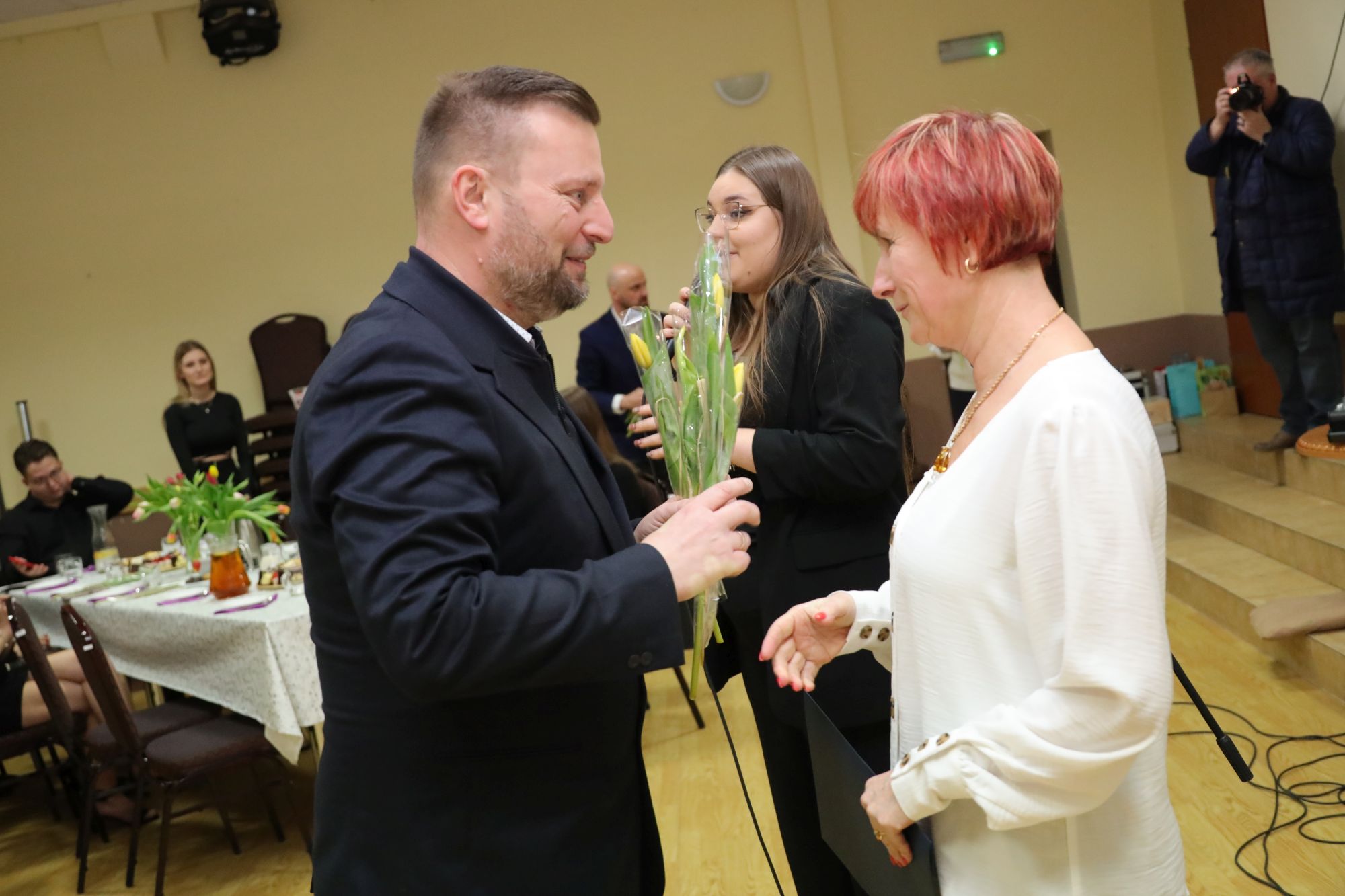 Ilustracja do informacji: Dzień Kobiet w Gminie Międzyrzecz z kwiatami i życzeniami od burmistrza 