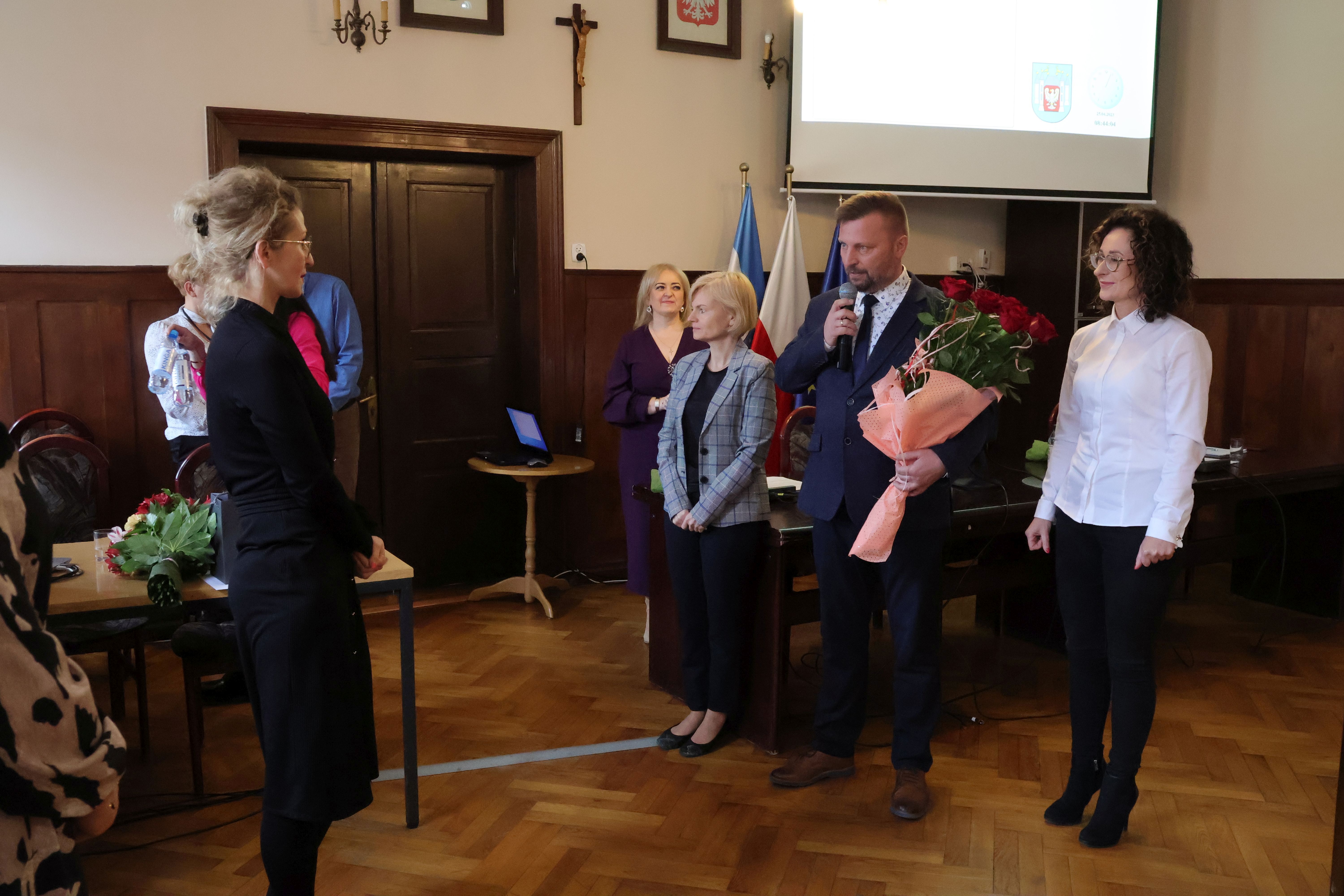 Ilustracja do informacji: Podziękowania i kwiaty dla Pani Anny Sawki sekretarza gminy Międzyrzecz 