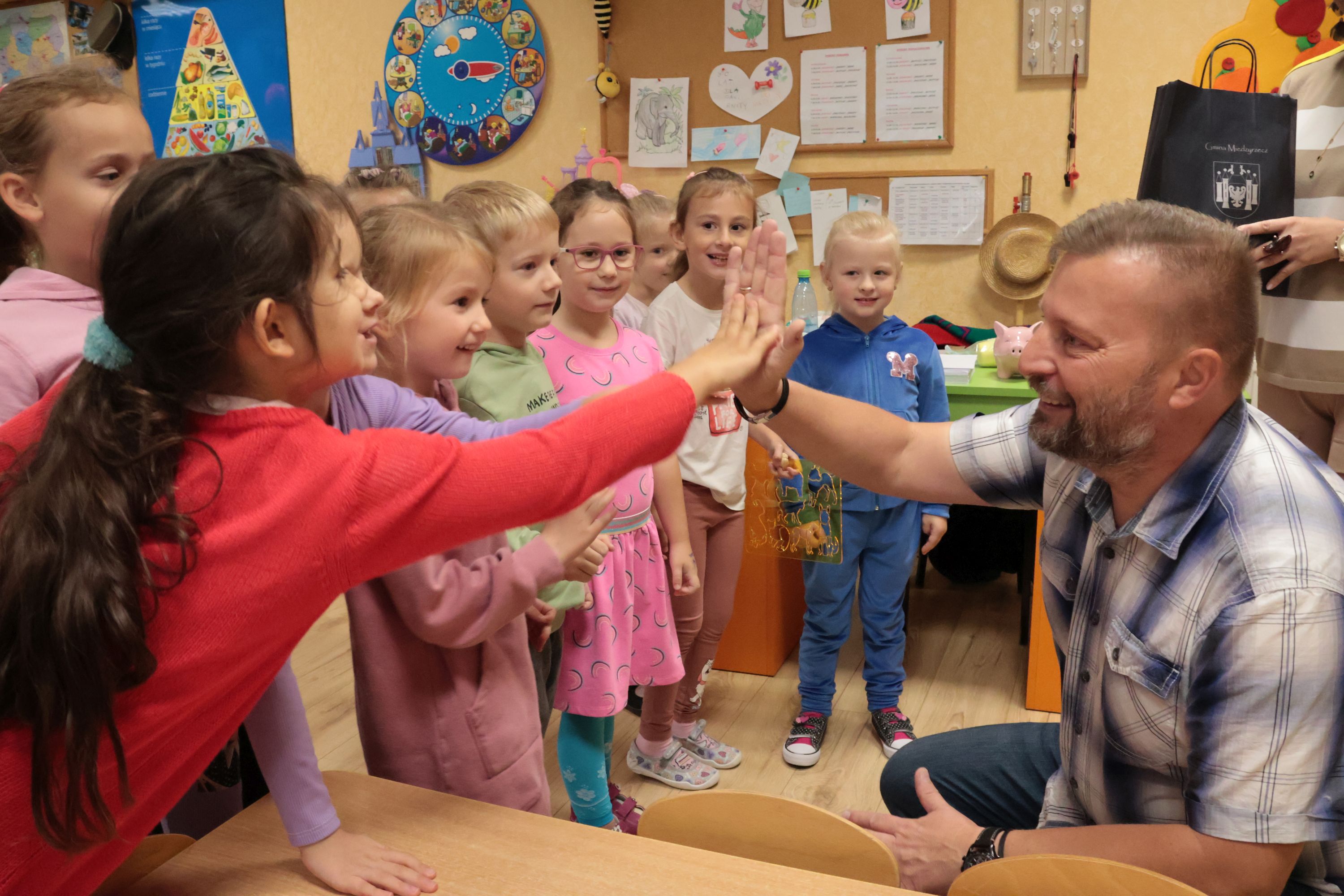 Ilustracja do informacji: Życzenia i łakocie dla przedszkolaków