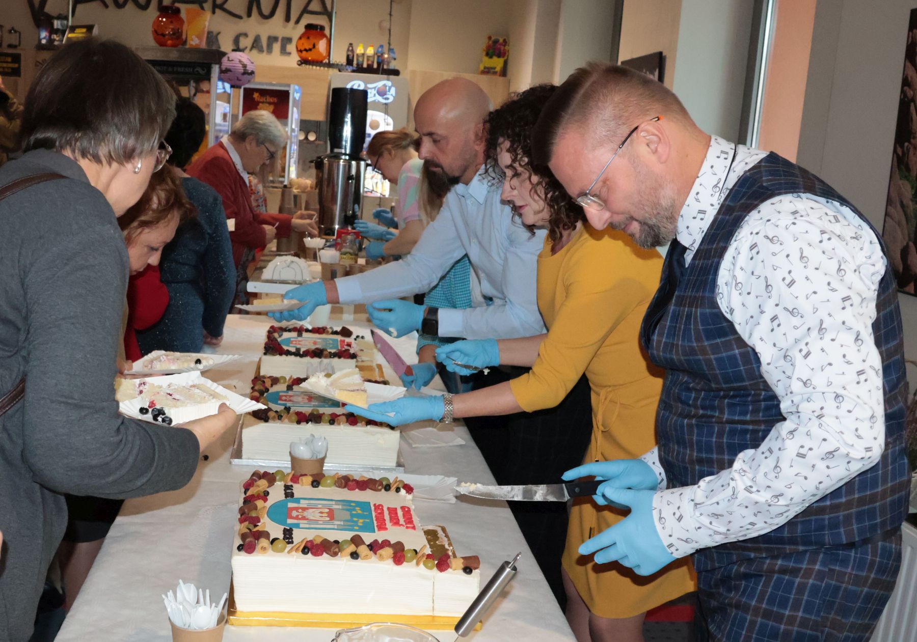 Ilustracja do informacji: Torty i życzenia dla naszych seniorów