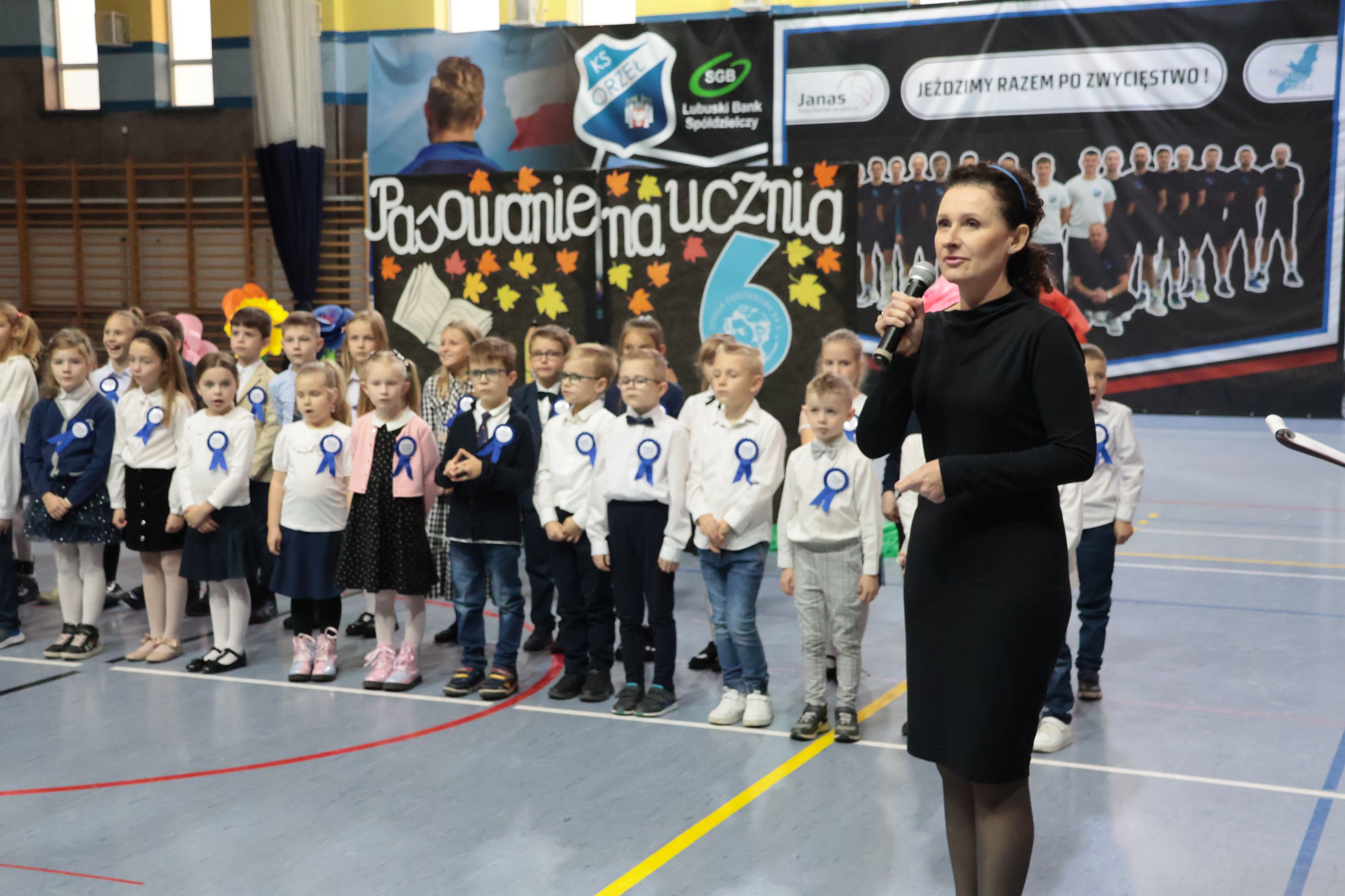 Ilustracja do informacji: Pierwszaki w deszczu prezentów