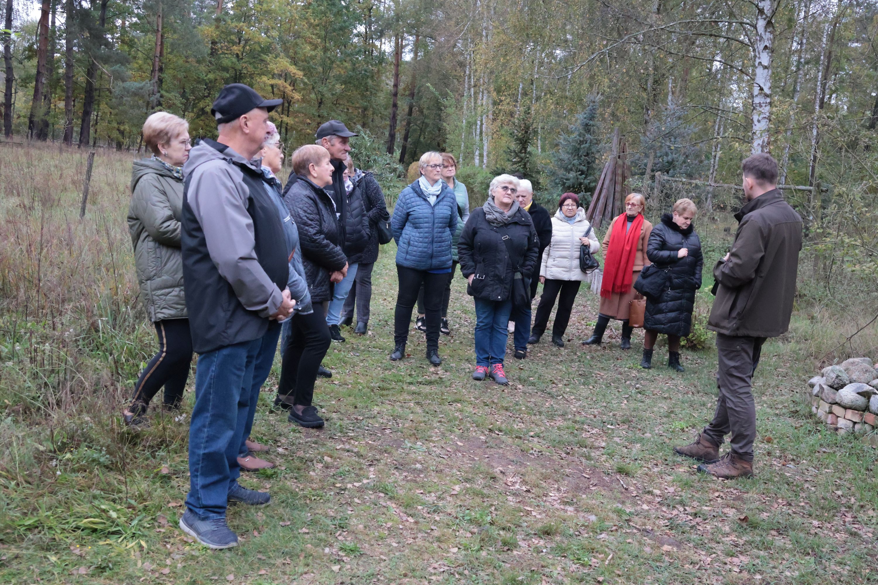 Ilustracja do informacji: Seniorzy wzięli udział w lekcji przyrody
