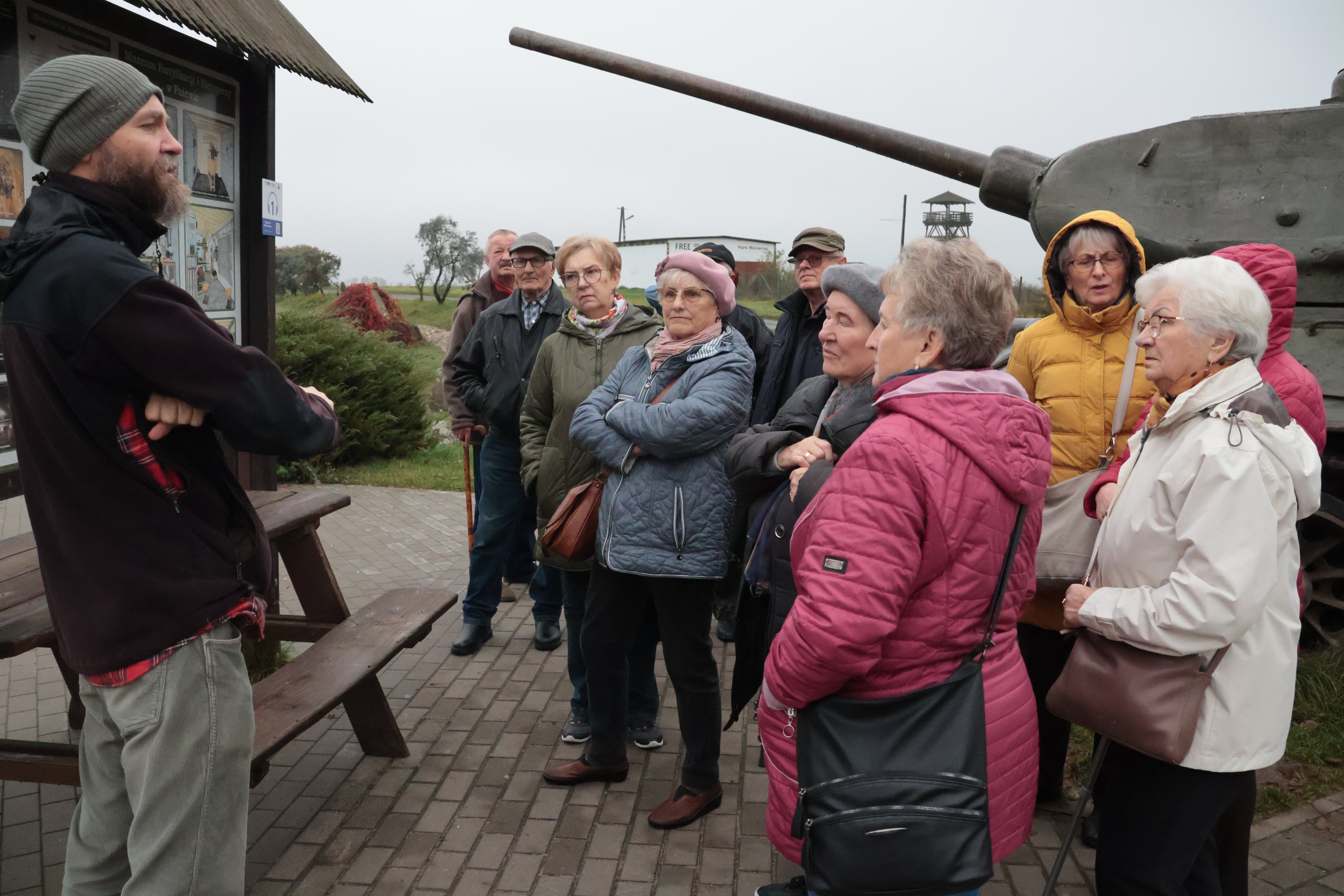 Ilustracja do informacji: Seniorzy zeszli do podziemi