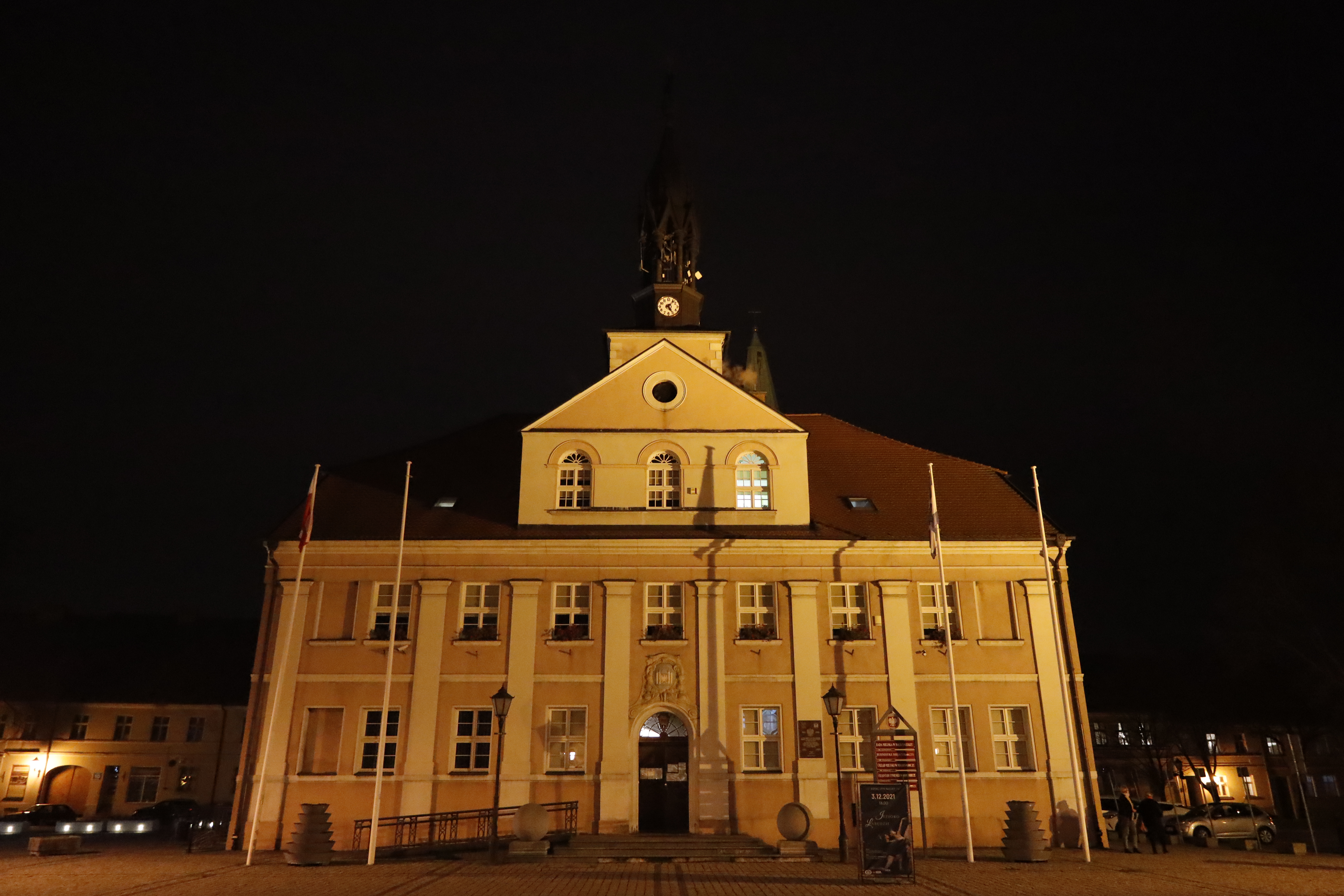 Ilustracja do informacji: Trwa przestawianie zegarów ulicznego oświetlenia w mieście i pobliskich wioskach