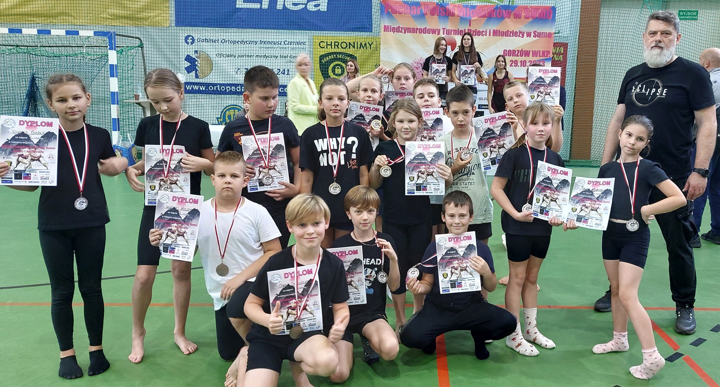 Ilustracja do informacji: Młodzi wojownicy w deszczu medali