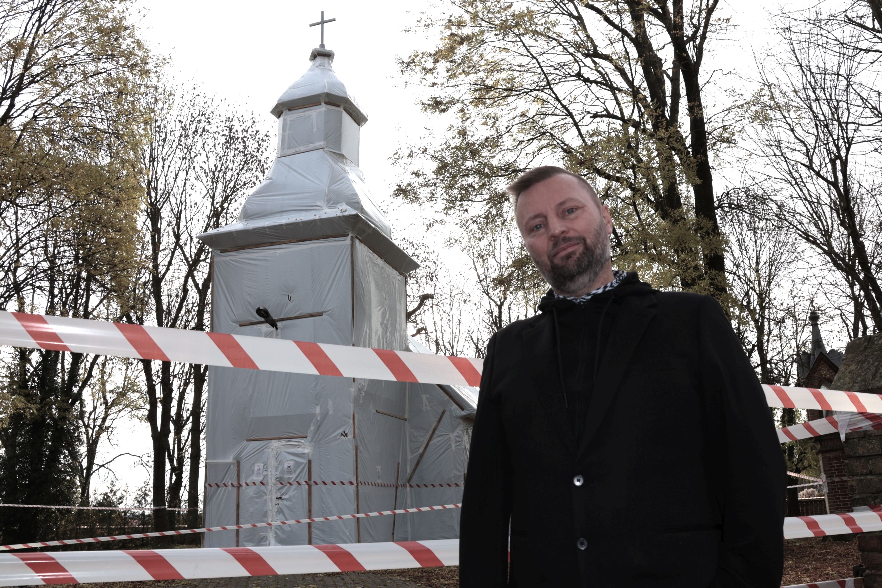 Ilustracja do informacji: Zabytkowy kościół osłonięto folią i wpuszczono gaz do środka 