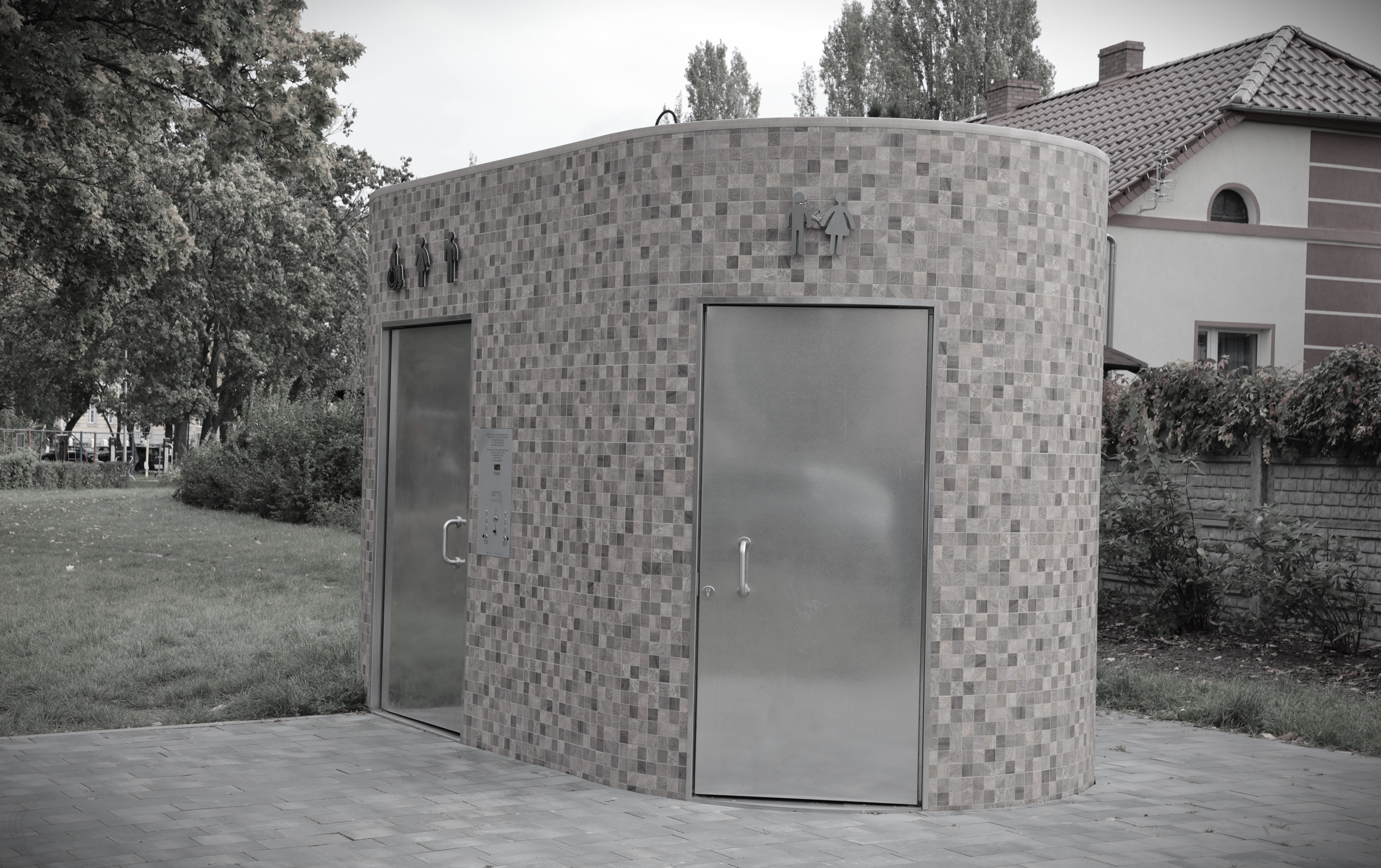 Ilustracja do informacji: Wandale kolejny raz uszkodzili toaletę przy ul. Staszica