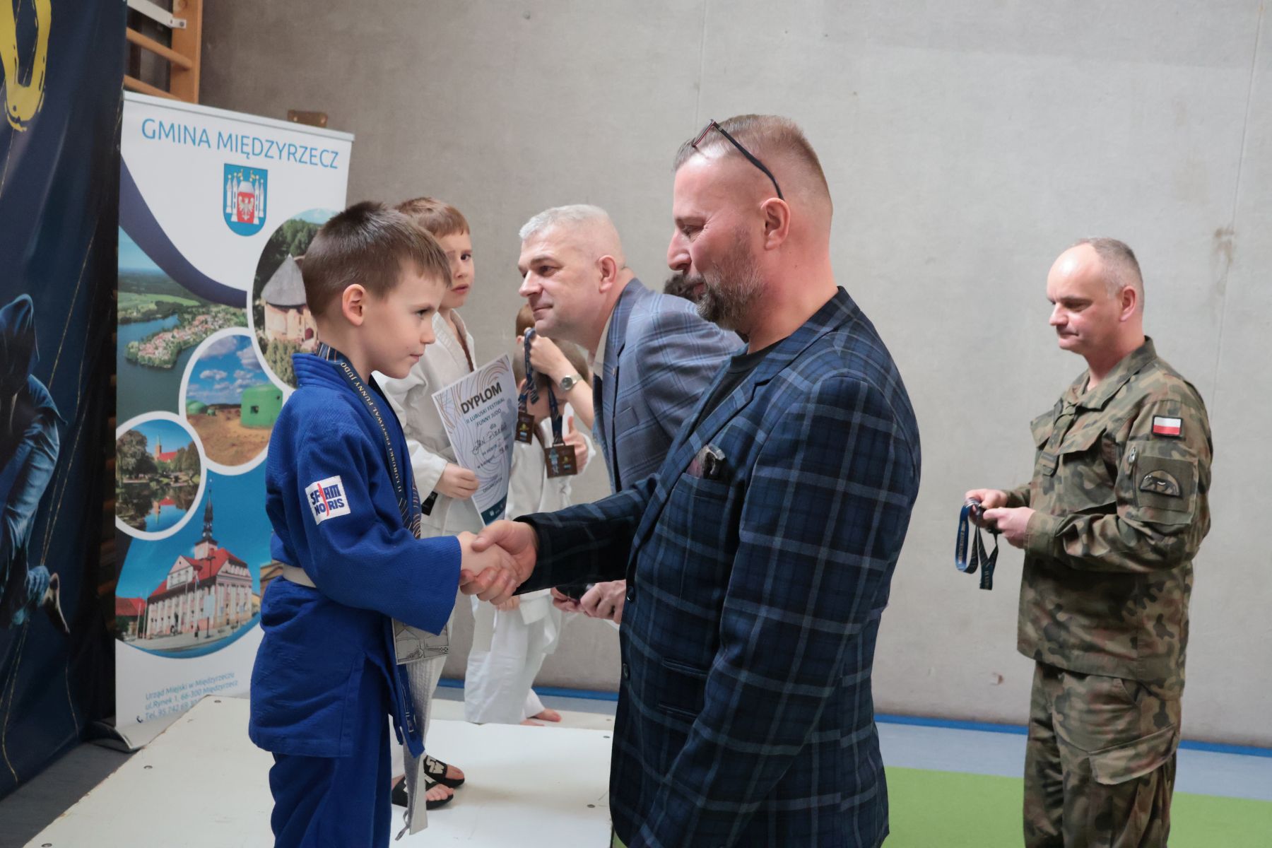 Ilustracja do informacji: Młodzi wojownicy walczyli na matach o puchary i medale