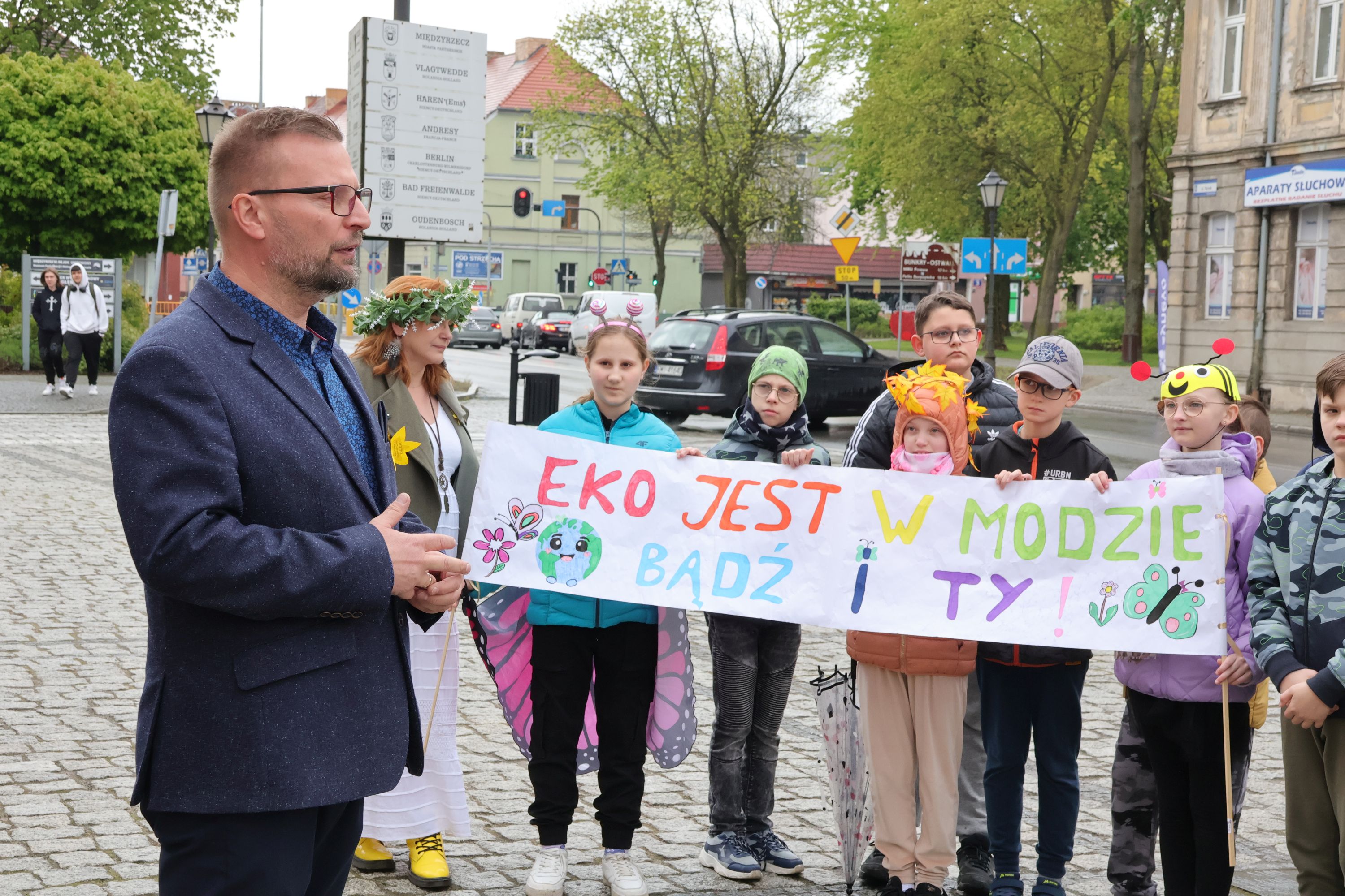 Ilustracja do informacji: Proekologiczny happening przed ratuszem