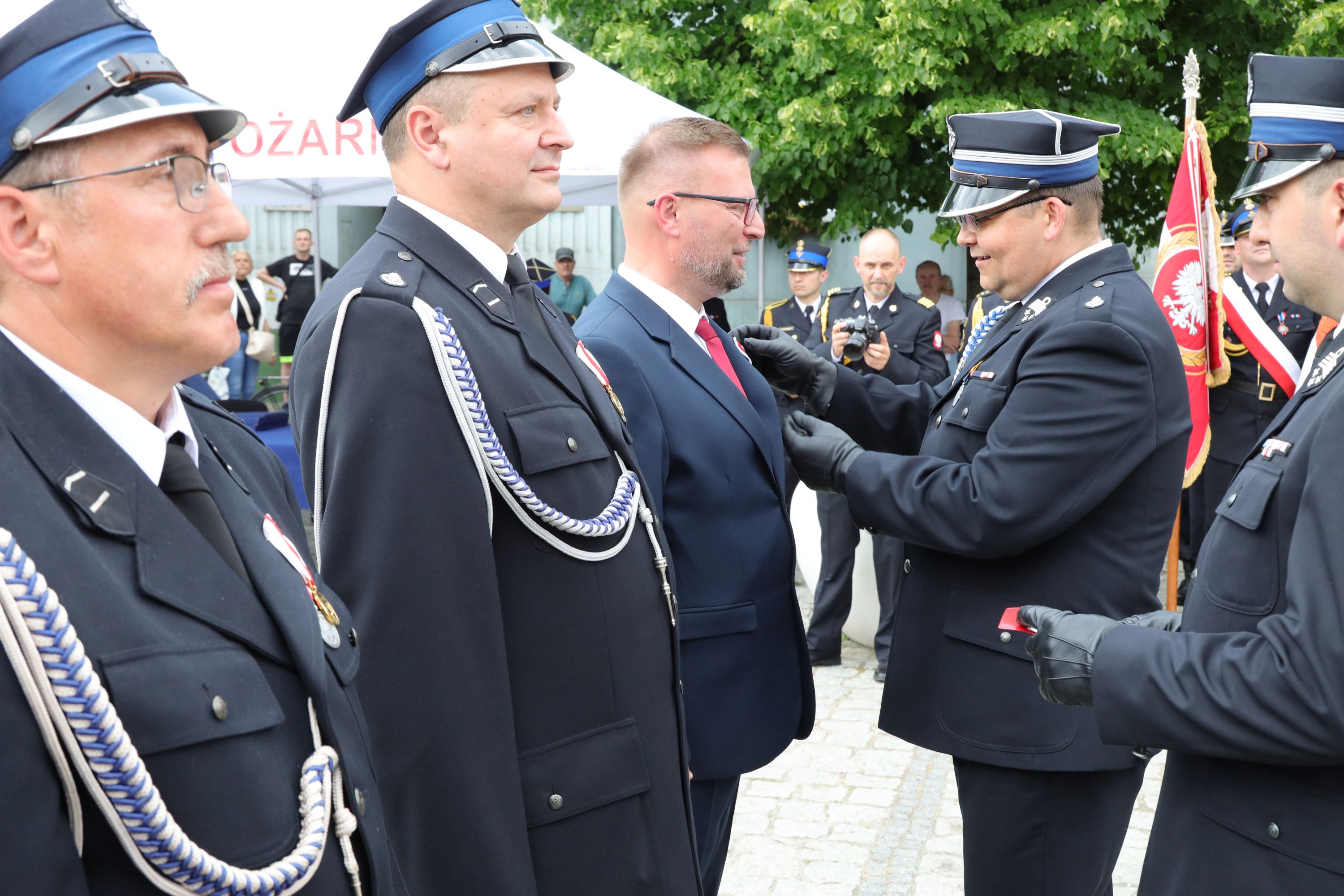 Ilustracja do informacji: Strażacy w deszczu gwiazdek i medali